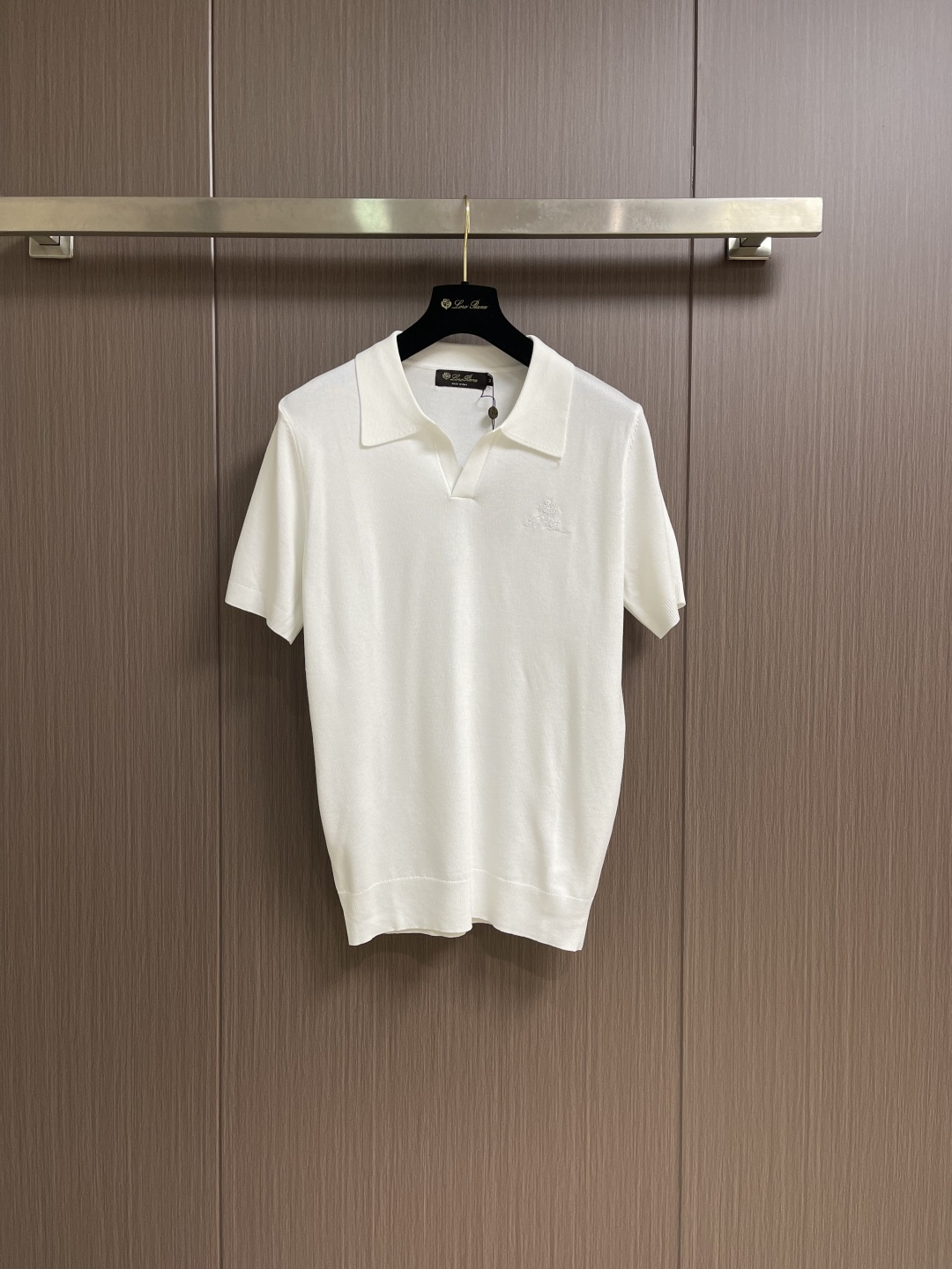 NO:622601,Loropiana LP cotton lapel short-sleeved POLO is made of cotton yarn and only long cotton fibers are selected for refinement. It is strong, soft and durable!  Wear it next to your body and feel like you are wrapped in soft clouds. It is breathable and does not make you sweaty, keeping you fresh and decent. The classic V-neck design is simple and energetic, and modifies the neck line. Whether it is worn alone to show a neat and handsome look, or layered to add a sense of layering, it is great!  Size 46-52,,loro piana,loro piana,T-shirt,alexander wang19860909Loropiana LP棉质翻领短袖POLO,采用棉质纱线,只选长棉纤维精制,强韧、柔软、耐用全占了！贴身穿,像被轻柔云朵裹住,透气不闷汗,保持清爽体面～经典V 领设计,简约又显精神,修饰颈部线条,不管是单穿展现利落帅气,还是叠穿打底增添层次感,都很绝！尺码46-52,,loro piana,loro piana,T-shirt,alexander wang,Men's clothing