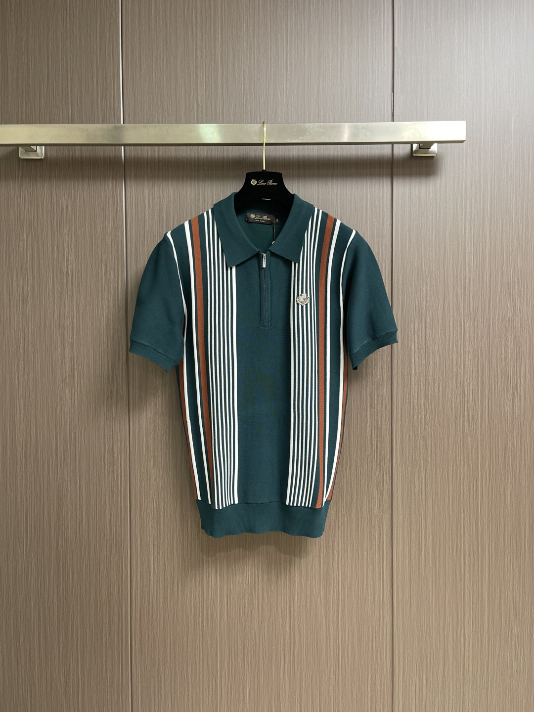 NO:624540,LP Loro Piana 2026ss new sweater striped design short-sleeved POLO, Loro Piana chest hand-stitched hardware. The fabric is perfectly made with 14 needles of imported machines to restore the upper body spirit. Comfortable and breathable. Slim fit. Size 46-52,,loro piana,loro piana,T-shirt,alexander wang19860909LP Loro Piana 2026ss新款针织衫条纹设计短袖POLO,Loro Piana胸前手缝五金 面料采用进口机器14针完美制作 还原 上身精神 舒适透气 修身版型.尺码46-52,,loro piana,loro piana,T-shirt,alexander wang,Men's clothing
