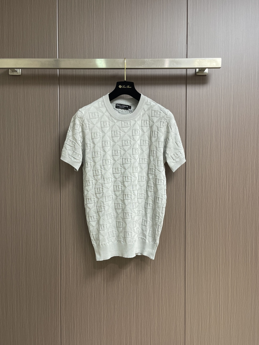 NO:622608,DOLCE & GABBANA DG 2026ss new knitted sweater short-sleeved sweater DG jacquard. The fabric is perfectly made with imported machine 14 needles to restore the spirit of the upper body. Comfortable and breathable. Slim fit. Size 46-52, Dolce&Gabbana, sweaters, T-shirt, alexander wang19860909DOLCE & GABBANA DG 2026ss新款针织衫短袖毛衣 DG提花 面料采用进口机器14针完美制作 还原上身精神 舒适透气 修身版型.尺码46-52,,Dolce&Gabbana,sweaters,T-shirt,alexander wang,Men's clothing