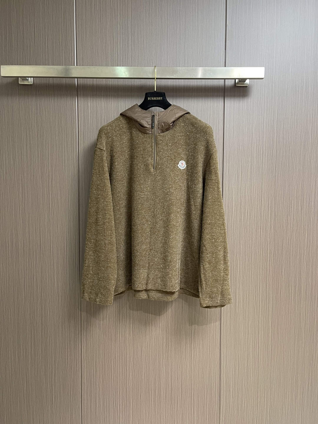 NO:627649,Moncler 2025ss new autumn and winter patchwork hooded knitted sweater, high-quality Italian imported wool fabric, high-density knitting, fashionable and versatile sweater, very handsome. It is durable and not easy to deform, and can be easily held in various styles. It is a classic fashion model that is sought after every year. Available in three sizes. Sizes M-L-XL, sweaters, hats, alexander wang19860909Moncler 2025ss 秋冬新款拼接帽针织毛衣,高品质意大利进口羊毛面料,高密度针织,时尚百搭毛衣,帅气十足.耐穿不易变形,版型,各种风格都能轻松Hold住,年年被追捧的经典时尚款三标齐全 尺码M-L-XL,,sweaters,hats,alexander wang,Men's clothing