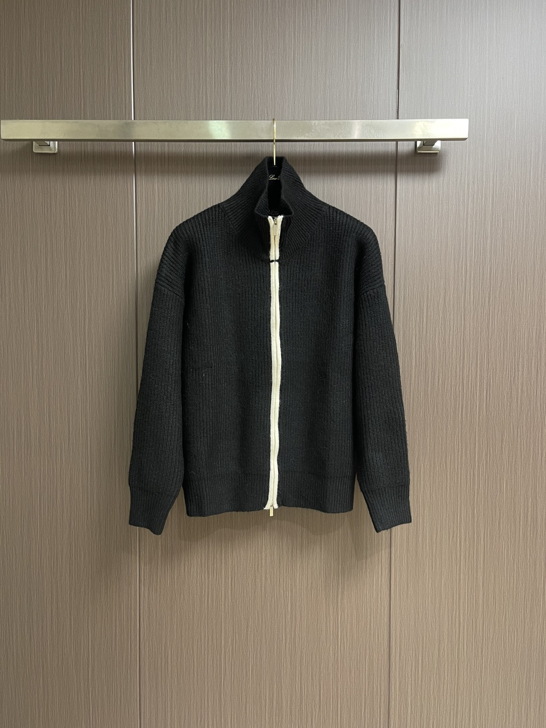 NO:627645,LP Loropiana 2025ss new autumn and winter lapel knitted sweater jacket, American style classic design. Basic colors can be matched casually. This basic version is the focus. It looks good when worn alone and layered. It is beautiful and more durable. It is super high-end when layered in autumn and winter. It is versatile for daily casual wear. Sizes M-L-XL, loro piana, loro piana, jackets & coats, sweaters, alexander wang19860909LP Loropiana 2025ss秋冬新品翻领针织毛衣外套,美式穿搭经典设计 基础色随意搭配都不会出错 这种基础款版型是重点 单穿叠穿都好看 美观的同时更经久耐穿 秋冬叠穿超高级,日常休闲百搭.尺码M-L-XL,,loro piana,loro piana,jackets & coats,sweaters,alexander wang,Men's clothing