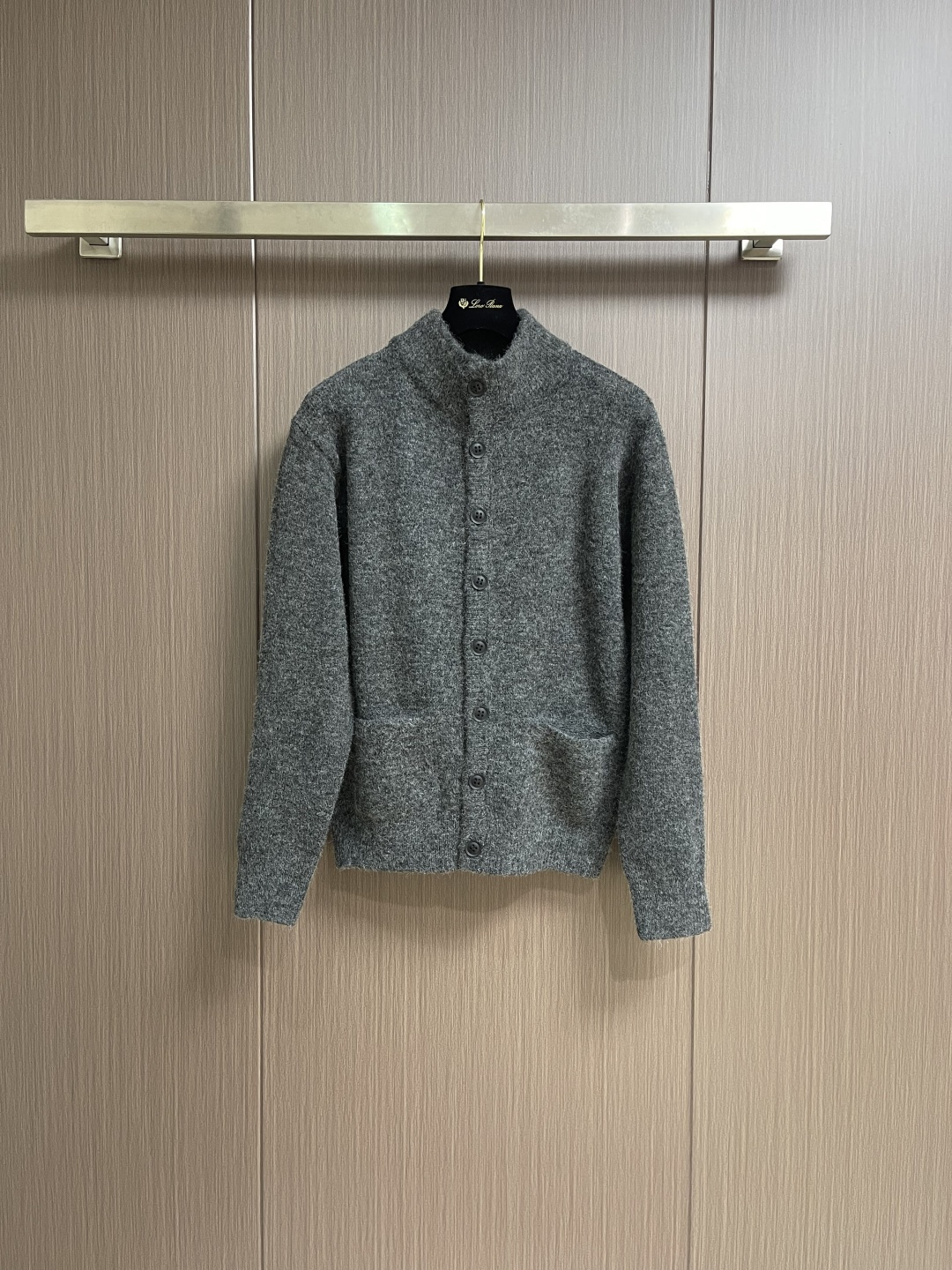 NO:627640,Zegna 2025SS new autumn and winter classic sweater knitted cardigan is woven with automatic knitting machines imported from Japan. The stitches are tight, the version can be slim or loose, comfortable and breathable, and can be worn by men and women without gender!  Size M-XXL,,sweaters,alexander wang19860909Zegna 2025SS秋冬新款经典毛衣针织开衫 采用日本进口自动针织机织造 针路紧密,版型可修身可宽松 舒适透气 男女同款无性别穿搭！尺码M-XXL,,sweaters,alexander wang,Men's clothing