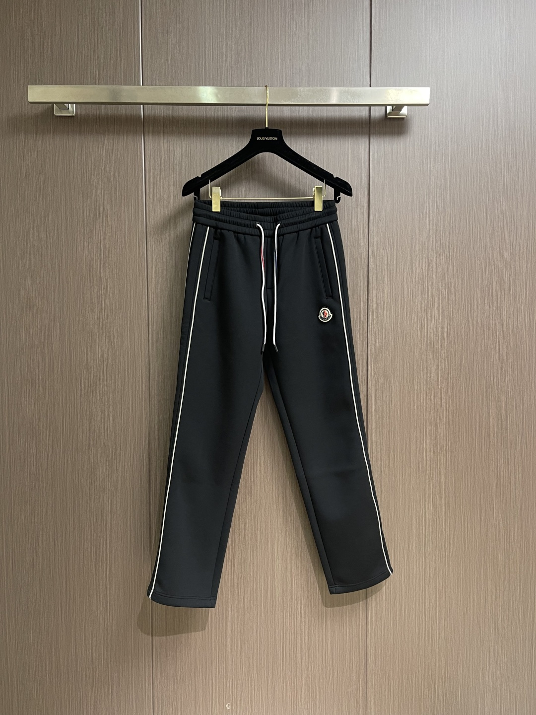 NO:624556,MONCLER straight-leg trousers with embroidered small label and side webbing, custom-woven 420g yarn, gray fabric with hand-washed feel, fabric surface, drape up to 380g, fixed and dyed fabrics dyed in the same vat, no rough edges in printing, consistent waistline restoration, domestic double-needle machine modified honing!  Seemingly simple style with lots of small details. Sizes M-4XL,,alexander wang19860909MONCLER 刺绣小标侧边织带直筒裤,定织420g纱线,坯布水洗手感、布面、垂感达380g,同缸染色面料定色定染,印花无毛边 还原一致拉腰线,国内双针机器改装珩线！看似简单的款式,小细节特多.尺码M-4XL,,alexander wang,Men's clothing