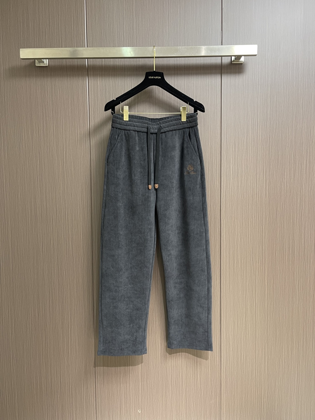 NO:624529,LP Loropiana 2025SS straight-leg sweatpants with letter embroidery, blended fabric, three logos, elastic waist drawstring, fitted tailoring, neat stitching, impeccable details, classic and versatile, the upper body has a casual and relaxed feeling, size M-4XL,,loro piana,loro piana,alexander wang19860909LP Loropiana 2025SS 字母刺绣直筒运动裤,混纺面料、三标齐、松紧腰抽绳、合体的裁剪、车线工整、细节无可挑剔,经典百搭 上身有总随意的松弛感,尺码M-4XL,,loro piana,loro piana,alexander wang,Men's clothing