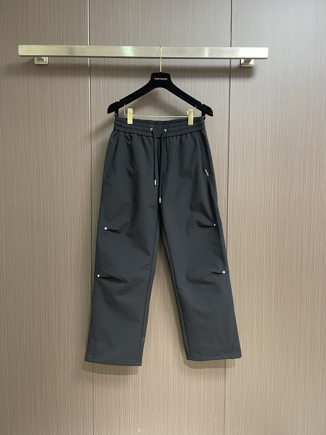 NO:624533,Balenciaga 2025ss early autumn new casual pants paratrooper pants, slightly loose and straight, imported customer-supplied accessories and fabrics are customized, every detail is perfect, original hardware accessories, full of fashion, stylish and handsome upper body, a must-have item for trendy men!  Size M-4XL,,balenciaga,alexander wang19860909balenciaga 2025ss早秋新品休闲裤伞兵裤,稍宽松直筒,进口客供辅料、面料定制,每个细节做到极致,原版五金配件,潮范十足、上身有型帅气,潮男必备单品！尺码M-4XL,,balenciaga,alexander wang,Men's clothing