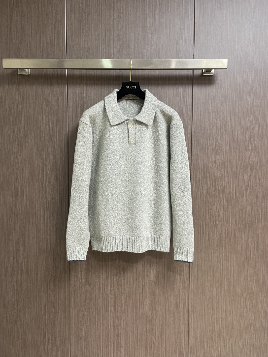 NO:627686,BC Brunello Cucinelli men's business casual simple versatile lapel double-thread knitted sweater cardigan sweater jacket. It is a typical Italian style fashion. It is very sophisticated in fabric selection and craftsmanship. It is in line with the BC aesthetic tone. It is low-key and luxurious, elegant and noble. The beautiful herringbone craft elements create a very fashionable visual effect!  Custom-supplied high-end fabrics, made from custom-spun heavyweight camel wool, which is a very high-quality and precious material. The texture of the fabric is more soft, waxy and delicate. The velvet feel has warmth and affinity. The touch is self-evident. There is no prickling feeling when worn next to the body. The thick and warm effect is excellent!  The upper body effect is excellent, the compatibility is very strong, no age difference, very versatile and elegant, full of taste and temperament, it is very stunning whether worn inside or alone, it is a highly practical item!  Size 48-54 Size 48 Bust 108 Length 66 Sleeve length 60 Size 50 Bust 112 Length 68 Sleeve length 61 Size 52 Bust 116 Length 70 Sleeve length 63 Size 54 Bust 120 Length 72 Sleeve length 65,, brunello cucinelli,jackets & coats,sweaters,alexander wang19860909BC BrunelloCucinelli布鲁内洛·库奇内利男士商务休闲简约百搭翻领双线针织衫羊毛衫毛衣外套.颇具意大利典型风格的时装,在面料选取和工艺方面都相当考究,极符合BC美学基调,低调且奢华,优雅且高贵,绝美的人字纹工艺元素,缔造出颇为时髦的视觉效果！客供高定面料,重磅驼羊毛定纺而成,颇为上乘矜贵的材质,面料质感更具软糯细腻,绒感自带温暖和亲和力,触感不言而喻,贴身穿着无任何扎刺感,厚实保暖御寒效果极好！上身效果绝佳,兼容性极强,无年龄之分,非常百搭优雅,品味气质感十足,无论内搭还是单穿都非常惊艳,属于实穿性极高的一款单品！尺码48-54 48码 胸围108 衣长66 袖长60 50码 胸围112 衣长68 袖长61 52码 胸围116 衣长70 袖长63 54码 胸围120衣长72 袖长65,,brunello cucinelli,jackets & coats,sweaters,alexander wang,Men's clothing