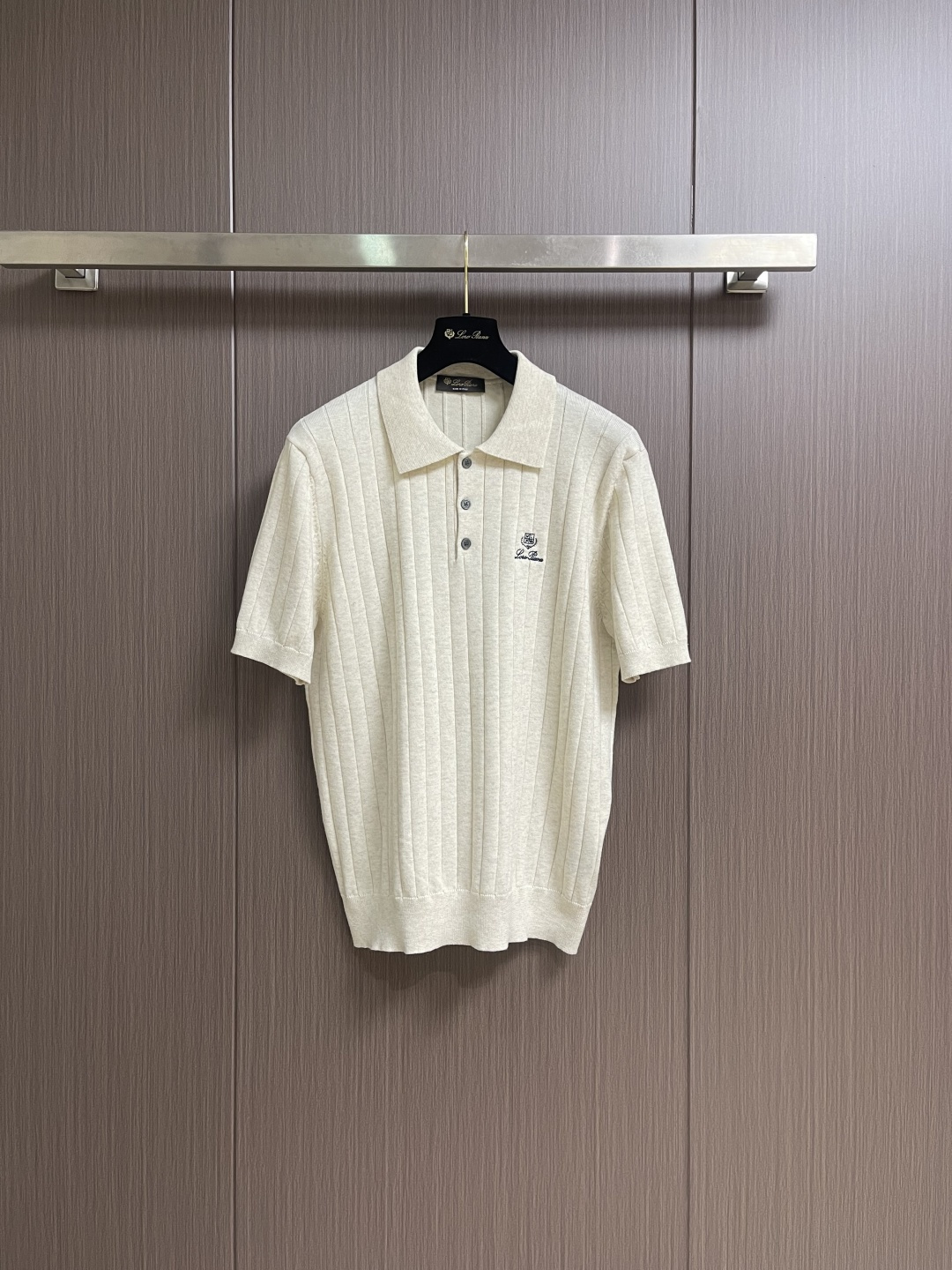 NO:627681,LP Loro Piana 2026SS early spring new knitted POLO polo shirt, fashionable and casual lapel knitted short sleeves, made of imported original fabrics, extremely high-grade, comfortable and versatile, and the upper body is very handsome!  Size M-4XL,,loro piana,loro piana,T-shirt,alexander wang19860909LP Loro Piana 2026SS早春新款针织POLO马球衫,时尚休闲翻领针织短袖,采用进口原版面料,档次极高,舒适百搭,上身帅气十足！尺码M-4XL,,loro piana,loro piana,T-shirt,alexander wang,Men's clothing