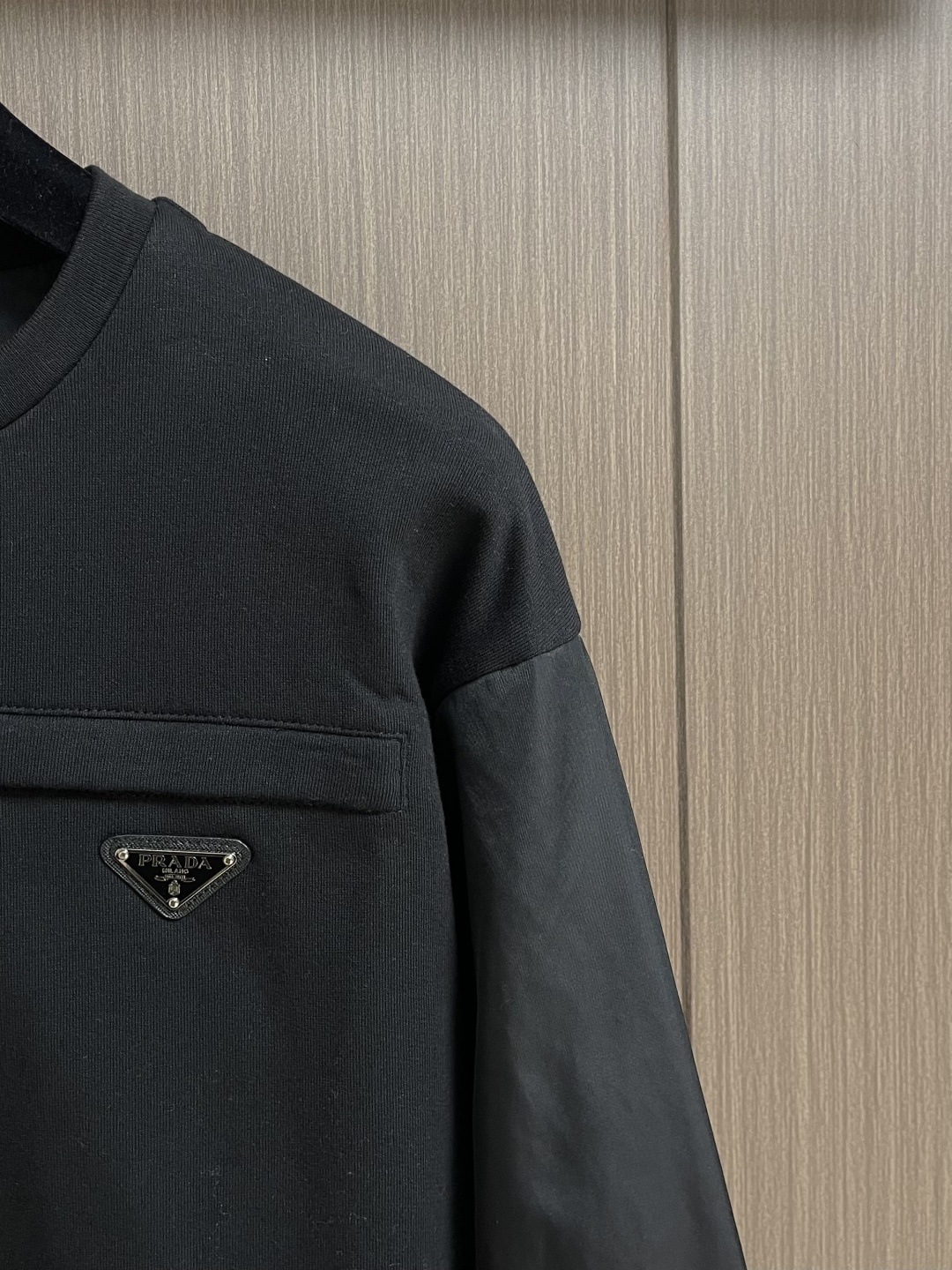 Prada 2025Fw尼龙拼接圆领卫衣．采用480克纯棉双纱鱼鳞毛圈面料面部无尘烧毛工艺底部吸毛环保活