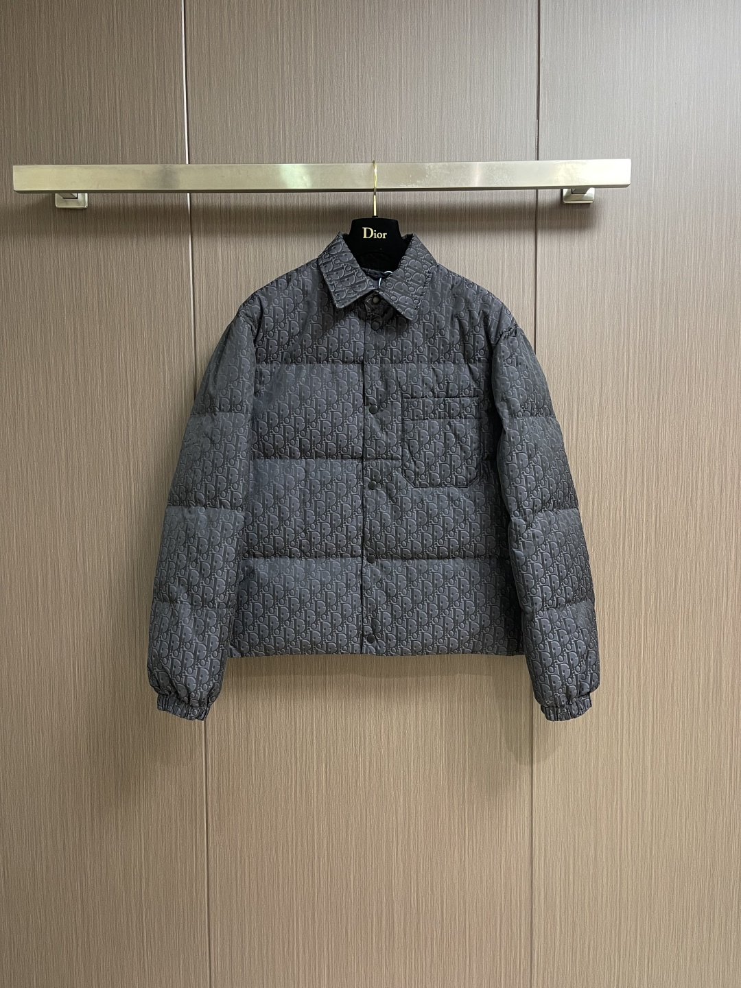 NO:627702,Dior 2025SS new autumn and winter down jacket, this down jacket highlights Dior's classic Oblique print. It is carefully made of black cotton blended fabric, decorated with Dior rubber patches on the back, with chest patch pockets and welt pockets, which is unique. The style is lightweight, the all-over pattern highlights the temperament, and the tonal graphic style details enhance the style of all kinds of outfits. Sizes 46-52,, dior, jackets & coats, down jacket, alexander wang19860909Dior 2025SS秋冬新款羽绒外套,这款羽绒外套突显Dior经典的Oblique 印花.采用黑色棉质混纺面料精心制作,背部饰以Dior橡胶补丁,搭配胸前贴袋和贴边口袋,别具一格.款式轻盈,通体图案彰显气质,同色调图形风格细节为各式装扮提升格调.尺码46-52,,dior,jackets & coats,down jacket,alexander wang,Men's clothing