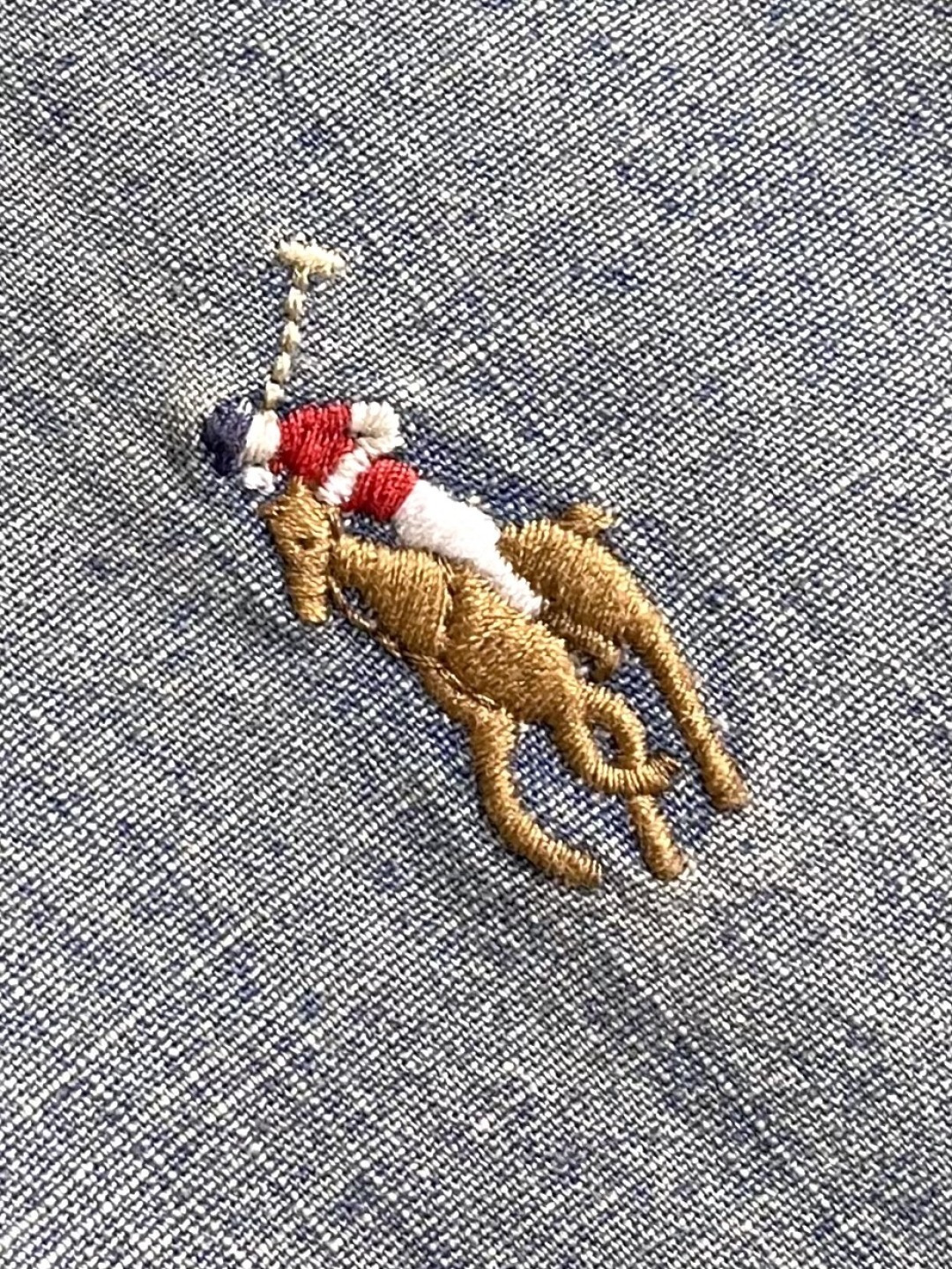 RAlPh Lauren 彩色刺绣牛仔夹克外套，定制定染云感平纹全棉牛仔，柔软丝滑 舒适贴肤。左胸精致的