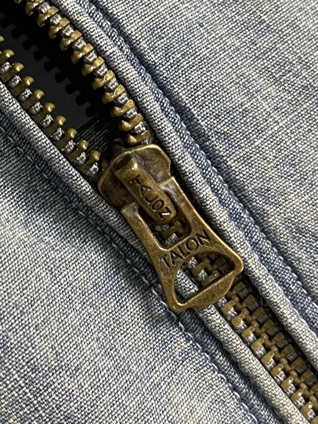 RAlPh Lauren 彩色刺绣牛仔夹克外套，定制定染云感平纹全棉牛仔，柔软丝滑 舒适贴肤。左胸精致的