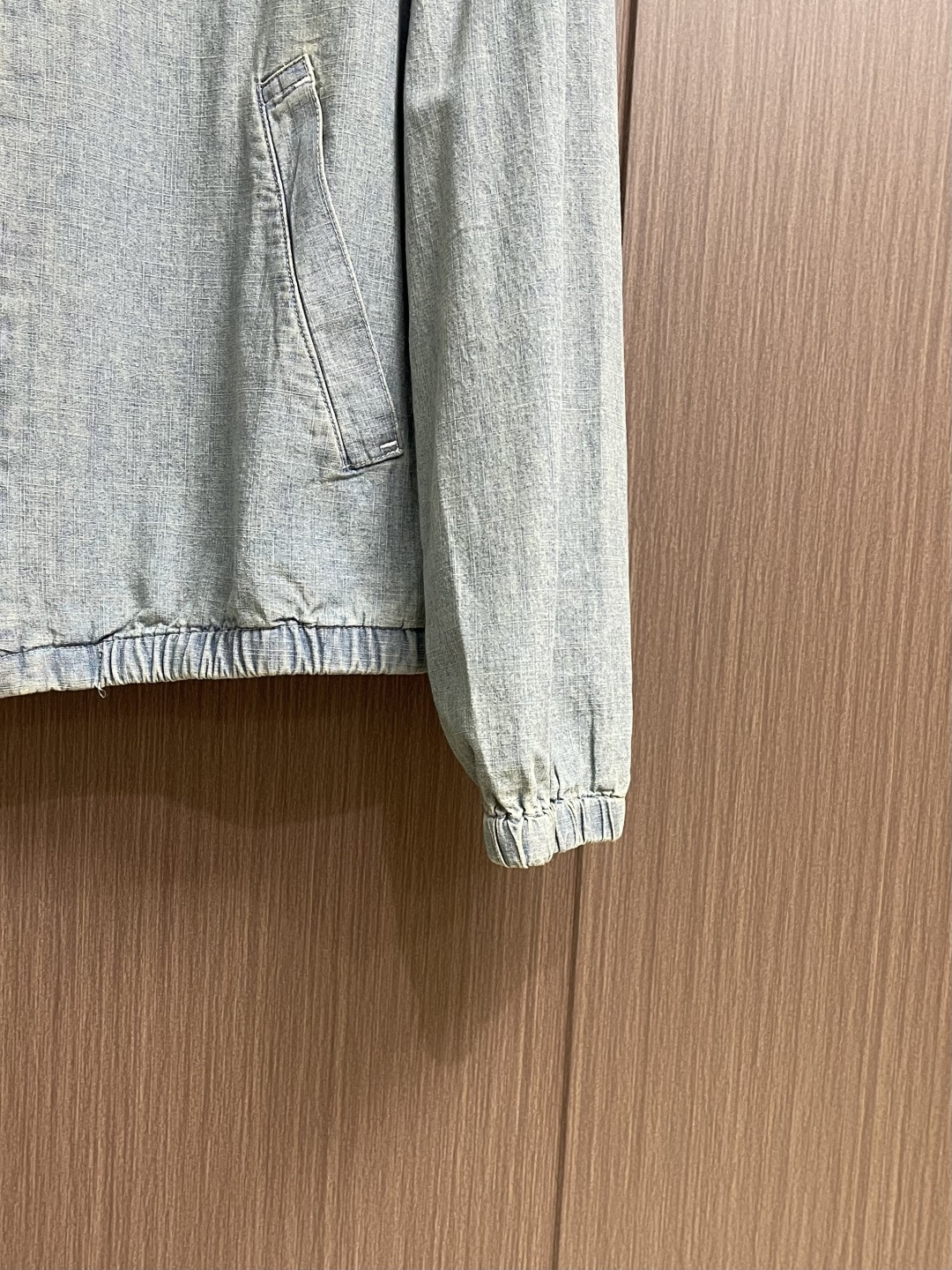 RAlPh Lauren 彩色刺绣牛仔夹克外套，定制定染云感平纹全棉牛仔，柔软丝滑 舒适贴肤。左胸精致的