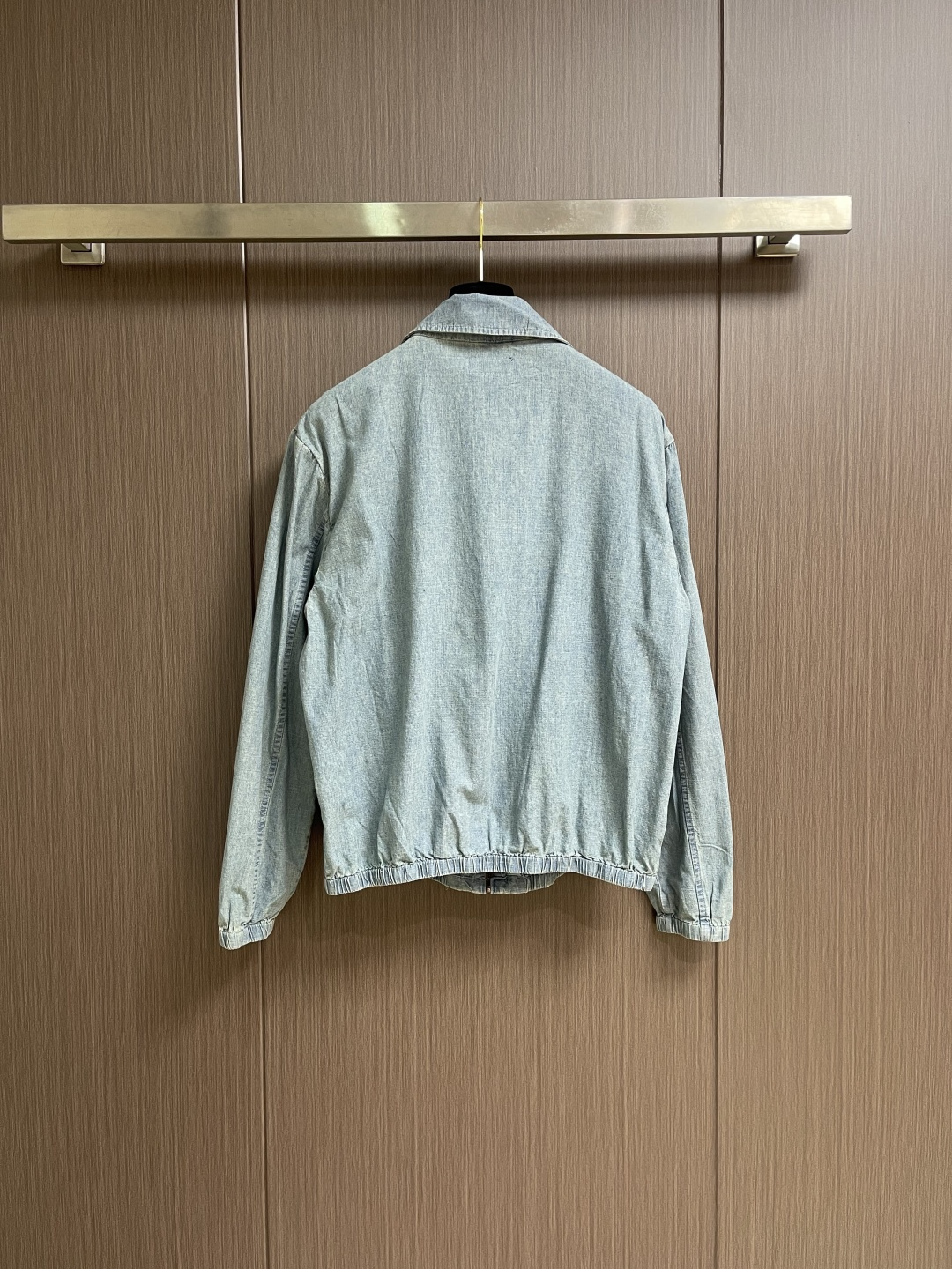 RAlPh Lauren 彩色刺绣牛仔夹克外套，定制定染云感平纹全棉牛仔，柔软丝滑 舒适贴肤。左胸精致的