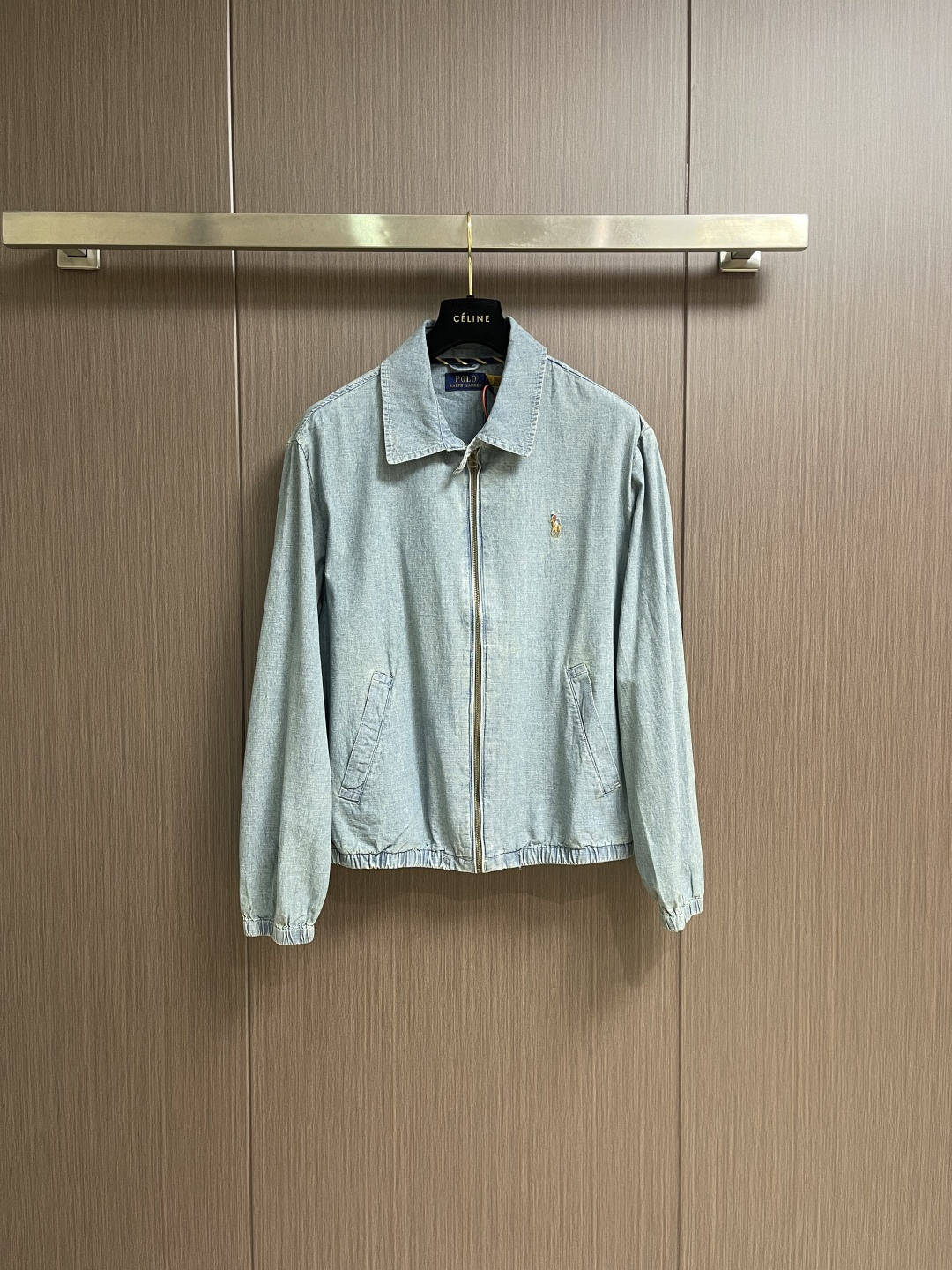 NO:627691,Ralph Lauren colorful embroidered denim jacket, custom dyed cloud-like plain cotton denim, soft, silky and comfortable against the skin. The delicate colorful pony logo on the left chest jumps into indigo, making it highly recognizable. The collar is neatly folded, reconstructing the classic with a neat silhouette, and even walking with a designed sense of calmness. Imported machine embroidery technology is used, advanced computer control systems and precision mechanical components are used to realize the colorful pony embroidery operation with high precision.  The lines are smooth and delicate. The hem is made at one time using a three-needle waist-stretching machine. The machine's special needle position and feeding mechanism are used to sew the elastic band and the fabric together in the same process. The three-needle design is stronger and can evenly distribute pressure to ensure that the elastic band and the fabric are closely attached. The washing and coloring process is used, and a special desizing agent is given priority, and then the fabric is soaked in it to be evenly sized. After desizing, it is finally rinsed. The workmanship is extremely complicated.  High loss. Sizes S-XL,,loro piana,jackets & coats,jackets & coats,alexander wang19860909Ralph Lauren 彩色刺绣牛仔夹克外套,定制定染云感平纹全棉牛仔,柔软丝滑 舒适贴肤.左胸精致的彩色小马标跃入靛蓝,辨识度十足,领口利落翻折,以利落版型重构经典,连走路都带着被设计过的从容感.采用进口机刺绣工艺,使用先进的计算机控制系统和精密的机械部件,实现彩色小马刺绣作业,精度高 线条流畅而细腻.下摆采用三针像筋拉腰机一次而成,利用机器的特殊针位和送料机构,将松紧带与布料在同一工序中缝合在一起,三针的设计更加牢固,能够均匀地分布压力,确保松紧带与布料紧密贴合.采用洗水炒色工艺,优先选择特制的退浆剂,再讲布料浸泡其中,均匀受浆 退浆后 最终再进行漂洗,做工复杂至极 损耗高.尺码S-XL,,loro piana,jackets & coats,jackets & coats,alexander wang,Men's clothing