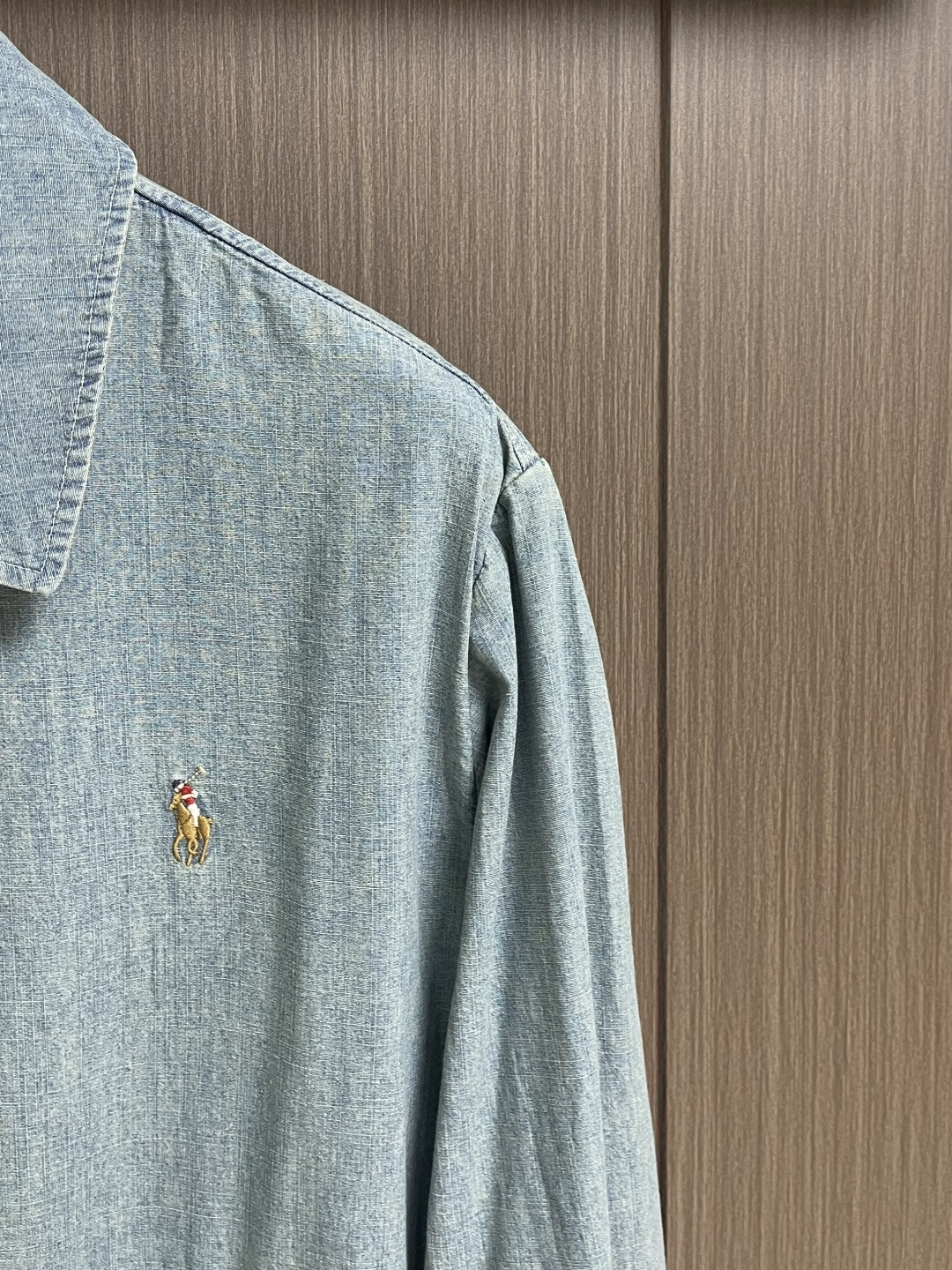 RAlPh Lauren 彩色刺绣牛仔夹克外套，定制定染云感平纹全棉牛仔，柔软丝滑 舒适贴肤。左胸精致的