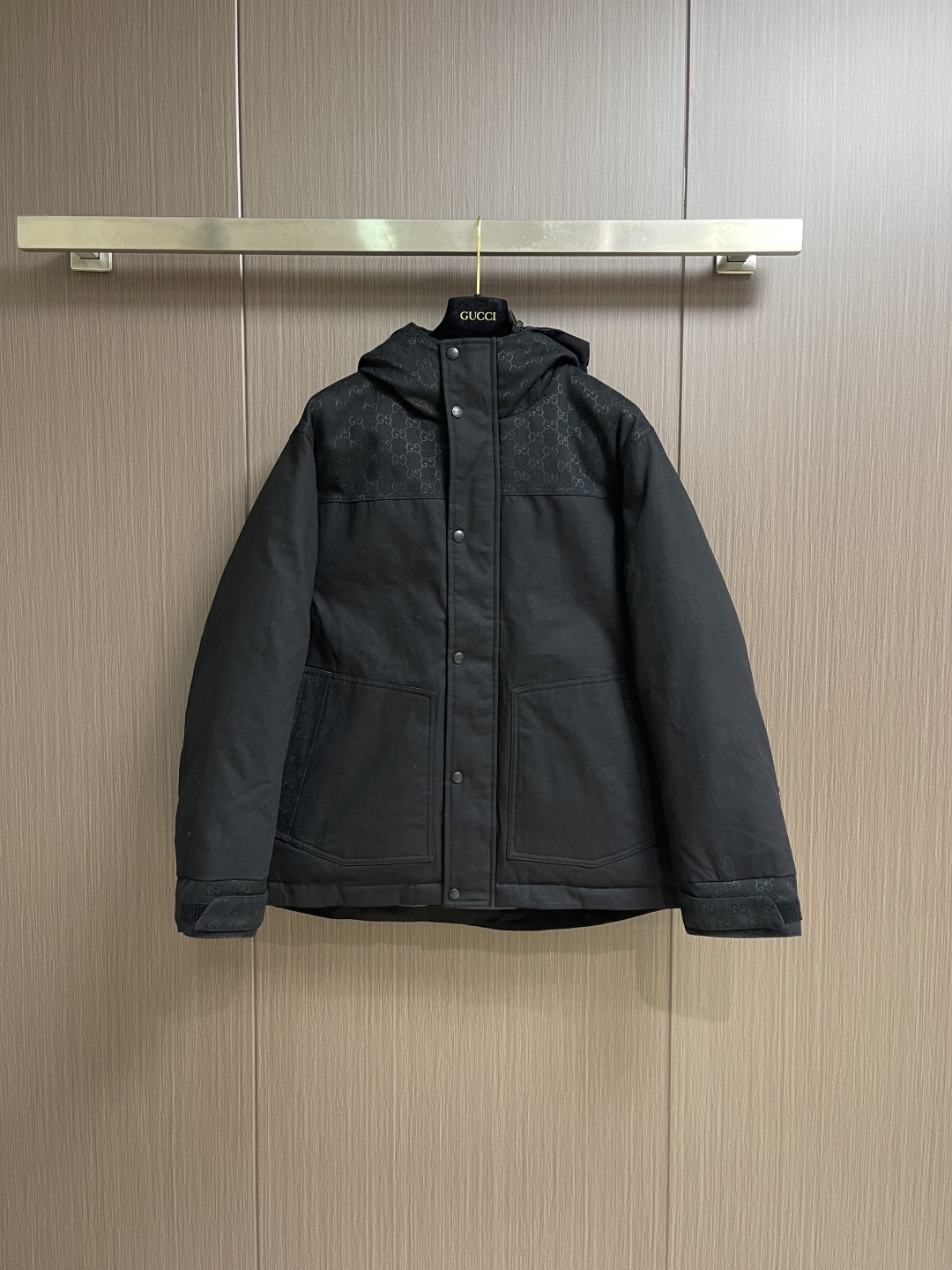 NO:627696,Gucci 2025 autumn and winter new hooded cotton jacket, 500g, velvet-filled, thickened and warm. Presbyopic letters spliced ​​with bamboo plaid cotton canvas fabric, back panel hardware combination logo, same style for men and women, counter-level quality workmanship, hardware accessories 11 original development. Size 46-52,,gucci,hats,alexander wang19860909Gucci 2025秋冬新款连帽棉服 500g充绒加厚保暖.老花字母拼接竹节格纹棉质帆布面料,后幅贴片五金组合logo标识,男女同款,专柜级品质做工,五金辅料11原版开发. 尺码46-52,,gucci,hats,alexander wang,Men's clothing