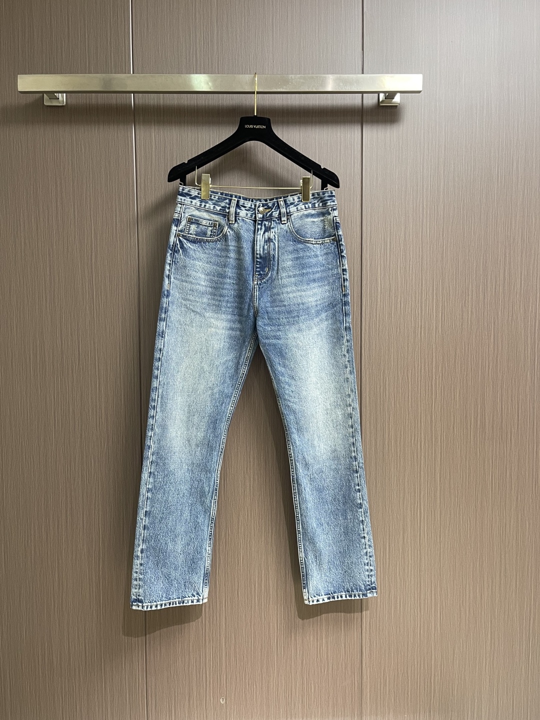 NO:624589,Burberry  Men's straight-leg jeans with war horse logo, 2025SS new model, one of the must-have items for daily casual wear, retro denim color, low-key and fashionable. Made of custom-woven denim cotton, using long-staple cotton from Xinjiang, with a strong texture, classic denim thick-count twill  Surface, tight texture, ultimate skin-friendly feel, good moisture absorption and breathability, comfortable to wear, very neat and simple style design, straight cut, war horse logo embroidery on the back pocket, classic and unchanged leather nameplate design on the waistband, the sense of class is clear at a glance. Sizes 29-38  Yes 35 No 37,,burberry,jeans,alexander wang19860909Burberry 战马徽标男士直筒牛仔裤,2025SS新款,日常休闲穿搭必备的单品之一,复古丹宁色,低调时髦.客供定织牛仔棉布制作,采用新疆的长绒棉,肌里感强烈,经典牛仔粗支纱斜纹布面,质地紧密,极致的亲肤感,吸湿透气性好,穿着舒适,款式设计十分俐落简洁,直筒版型裁剪,后袋的战马徽标刺绣,裤腰经典不变的皮牌铭牌设计,档次感一目了然.尺码29-38 有35 无37,,burberry,jeans,alexander wang,Men's clothing