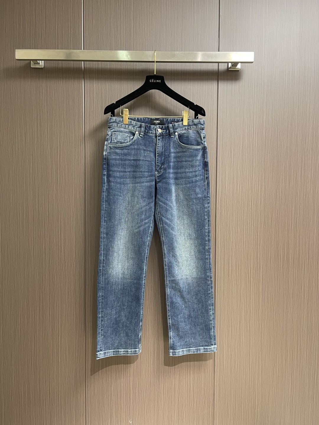 NO:624528,Fendi's new jeans, custom-made imported denim fabric, excellent texture. Classic five-pocket design, embossed logo design on the back pocket, original hardware and accessories, exquisite details, perfect production. Size 30-38 No 35 37,, fendi,jeans,alexander wang19860909Fendi 新款牛仔裤,订制进口丹宁布料,质感卓然.经典五袋设计,后袋压印 logo标识设计,原厂一致五金辅料,细节做到极致,出品堪称完美.尺码30-38 无35 37,,fendi,jeans,alexander wang,Men's clothing