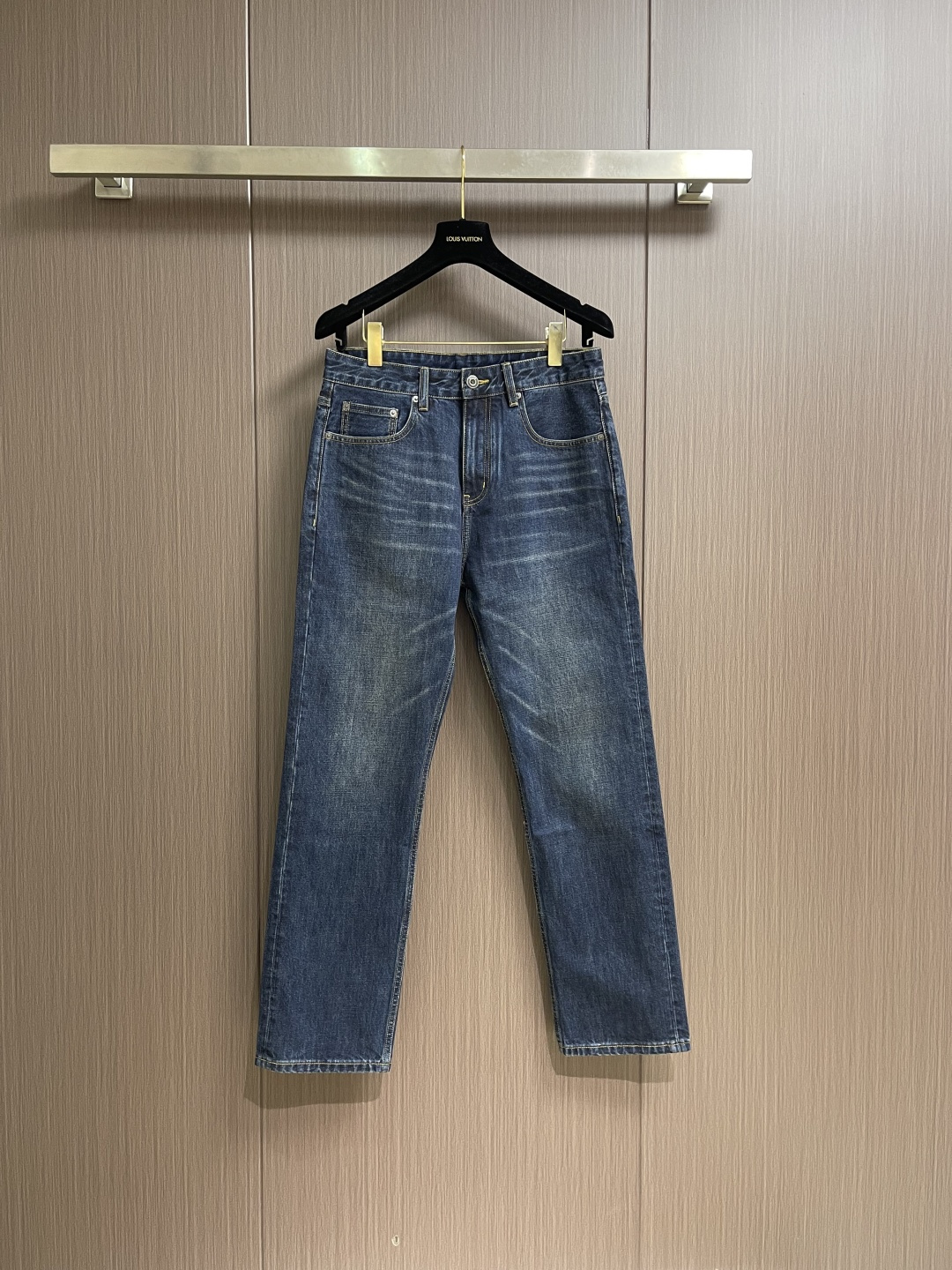 NO:646995,Ferragamo, ss men's business casual jeans, original one-to-one customized fabric, light and breathable, complete accessories, neat turning lines, three-dimensional tailoring, super correct fit, size 29-38, yes 35, no 37,,ferragamo,ferragamo,jeans,alexander wang19860909Ferragamo菲拉格慕,ss男士商务休闲牛仔裤,原版一比一定制面料,轻薄透气,辅料齐全,车工走线工整,立体剪裁,版型超正 尺码29-38 有35 无37,,ferragamo,ferragamo,jeans,alexander wang,Men's clothing