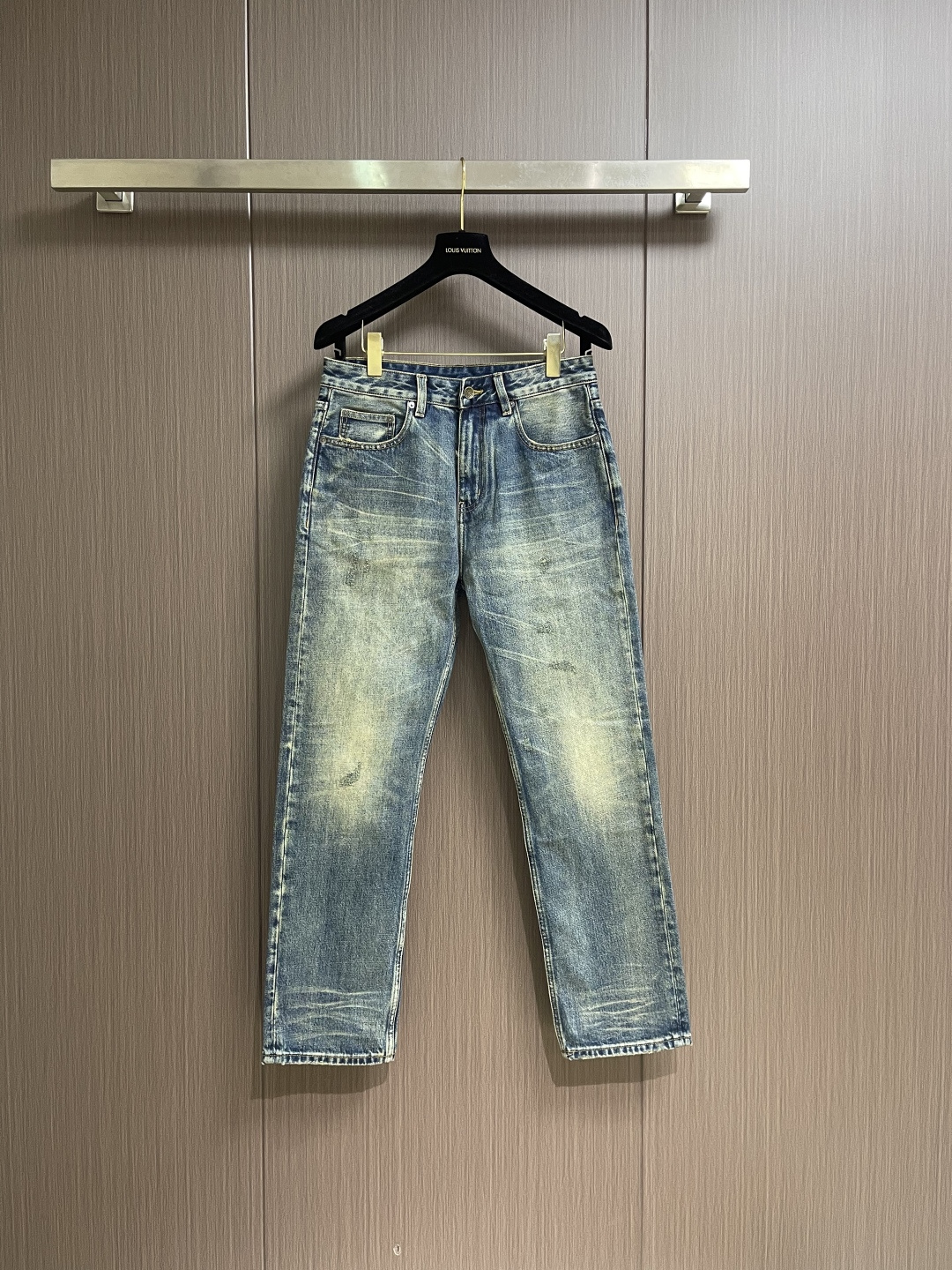 NO:646955,DG SS's new logo denim trousers are suitable for daily life and leisure. The denim fabrics selected have been washed, polished and distressed through multiple processes. The excellent fit makes the trousers have good upper body comfort, which is very important for jeans. The original hardware and accessories are provided by customers, with great sense of design, full details and workmanship. Sizes 29-38, 35, no 37,,jeans,alexander wang19860909DG SS新款标识牛仔长裤,生活休闲日常皆宜.选用的牛仔布料全部经过多道工序洗水、打磨、做旧处理 极好的版型使的裤装有很好的上身舒适度,牛仔裤这点非常非常重要.客供原版五金辅料,极具设计感, 十足的细节、做工之处处到位 .尺码29-38 有35 无37,,jeans,alexander wang,Men's clothing