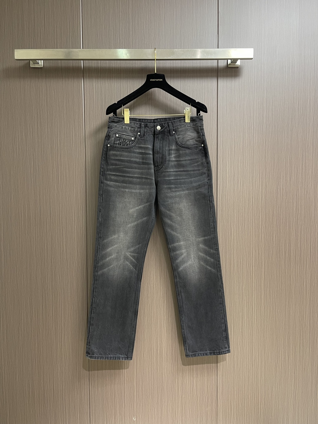 NO:624595,amiri  Washed distressed high street slim jeans trousers, amiri brand jeans break the production process and cutting of the original jeans. The fabrics are softer and more comfortable, not as hard as some jeans, which may irritate the skin when worn and cause the skin to bleed. Los Angeles trendy brand am  Iri's jeans are made very meticulously from cutting to texture, adding wrinkles, bullet holes, damage and other details to increase the trendiness of the jeans. You can choose the style that suits you according to your needs. Only by wearing the suitable style will you have a certain sense of fashion. Sizes 29-38  Yes 35 No 37,,amiri,jeans,alexander wang19860909amiri 水洗做旧高街修身牛仔裤长裤,amiri品牌的牛仔裤打破的原有牛仔裤的制作工艺和裁剪,布料都比较柔软舒适,并不像有些牛仔裤那样硬邦邦的,穿起来会刺激肌肤,导致肌肤被磨出血.洛杉矶潮牌amiri的牛仔裤从剪裁到质感都是做的非常细致的,加入褶皱、弹孔、破坏等细节,增加牛仔裤的潮流感.可以根据自己的需要选择适合自己的款式,适合的款式穿搭在身上才有一定的时尚性.尺码29-38 有35 无37,,amiri,jeans,alexander wang,Men's clothing