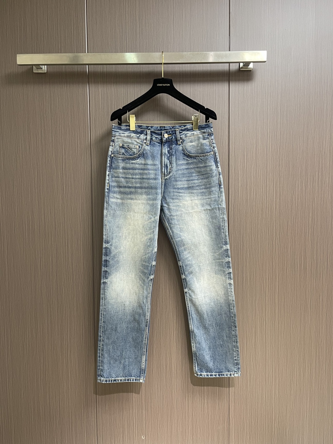 NO:624601,AMIRI American fashion pioneer trendy brand 2025SS early autumn new slim jeans are perfectly reproduced from the original version. The brand's style is mainly street and rock style. The front panel is washed and made with old rough edges and other distressing techniques. The main leather, hardware, and accessories are all customized by the original factory to restore the original quality. Sizes 29-38 Yes 35 No 37,, amiri, jeans, alexander wang19860909AMIRI 美国时尚先锋潮牌 2025SS早秋新款修身牛仔裤 原版一比一完美复刻,品牌的风格以街头,摇滚风格为主,前幅洗水做旧毛边等做旧工艺,真皮主麦,五金,辅料都是原厂订制,还原原版品质.尺码29-38 有35 无37,,amiri,jeans,alexander wang,Men's clothing