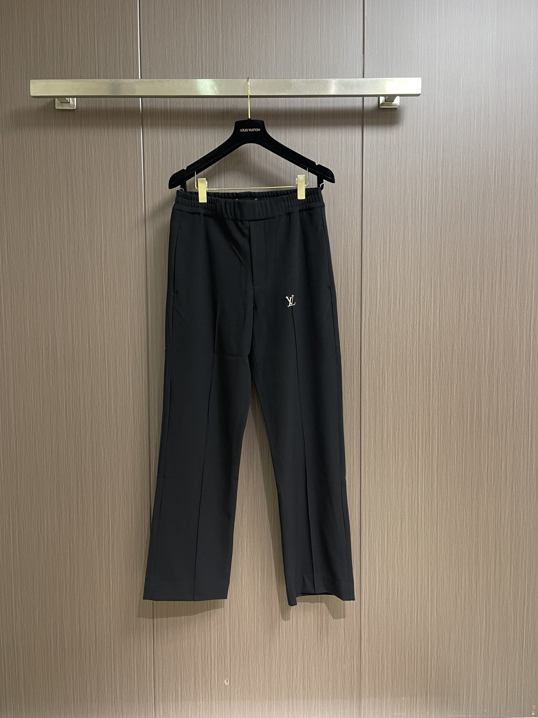 NO:624537,Jacket Pants LV 2025SS new autumn and winter wool zipper jacket and sweatpants suit, custom-made thick blended woolen fabric of 80% wool, 14% spandex 6% cashmere, the weight of the whole garment reaches 650g after washing. Custom-dyed wool cuffs with threads of the same color. The silver label on the chest is made of independent molded pure copper plating, never cutting corners. Customized No. 5 double-headed zipper with perfect smoothness. Sizes 46-52  S-XL,,louis vuitton,jackets & coats,alexander wang19860909外套 裤子 LV 2025SS秋冬新款羊毛拉链外套卫裤套装,定制80％羊毛14％氨纶6％羊绒的厚实混纺毛呢面料,整件衣服克重水洗后达到650g.定染同色系螺纹羊毛袖口.胸前银标采用独立开模纯铜镀漆打造,绝不偷工减料.定制5号双头拉链顺滑度完美.尺码46-52 S-XL,,louis vuitton,jackets & coats,alexander wang,Men's clothing