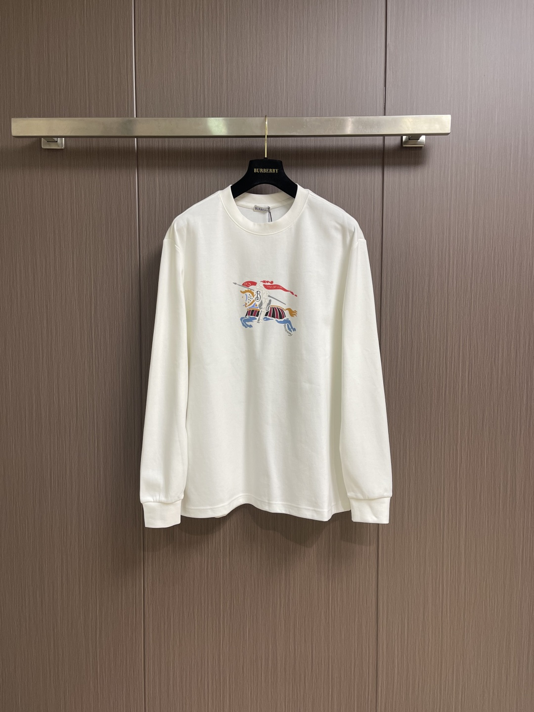 NO:624571,Burberry  The war horse embroidered logo round neck long-sleeved T-shirt uses the classic war horse logo embroidery as the core design element, showing a simple and light luxury style. This type of sweatshirt is mostly made of high-weight pure cotton double yarn terry fabric or reserve cotton blending technology. The fabric texture is stiff, skin-friendly and breathable. Its version is loose and casual, and the three-dimensional tailoring is not easy.  Choose your body shape, suitable for daily commuting, sports and leisure and other scenes. The same design for men and women is more versatile. Sizes XS-L, burberry, hoodie, sweatshirts, tees, t-shirt, alexander  wang19860909Burberry 战马刺绣标识圆领长袖T恤,以经典战马徽标刺绣为核心设计元素,展现简约轻奢风格.这类卫衣多采用高克重纯棉双纱毛圈面料或储备棉混纺工艺,面料质感硬挺且亲肤透气,其版型宽松休闲,立体裁剪不挑身材,适配日常通勤、运动休闲等多种场景,男女同款设计更显百搭属性.尺码XS-L,,burberry,hoodie,sweatshirts,tees，t-shirt,alexander wang,Men's clothing