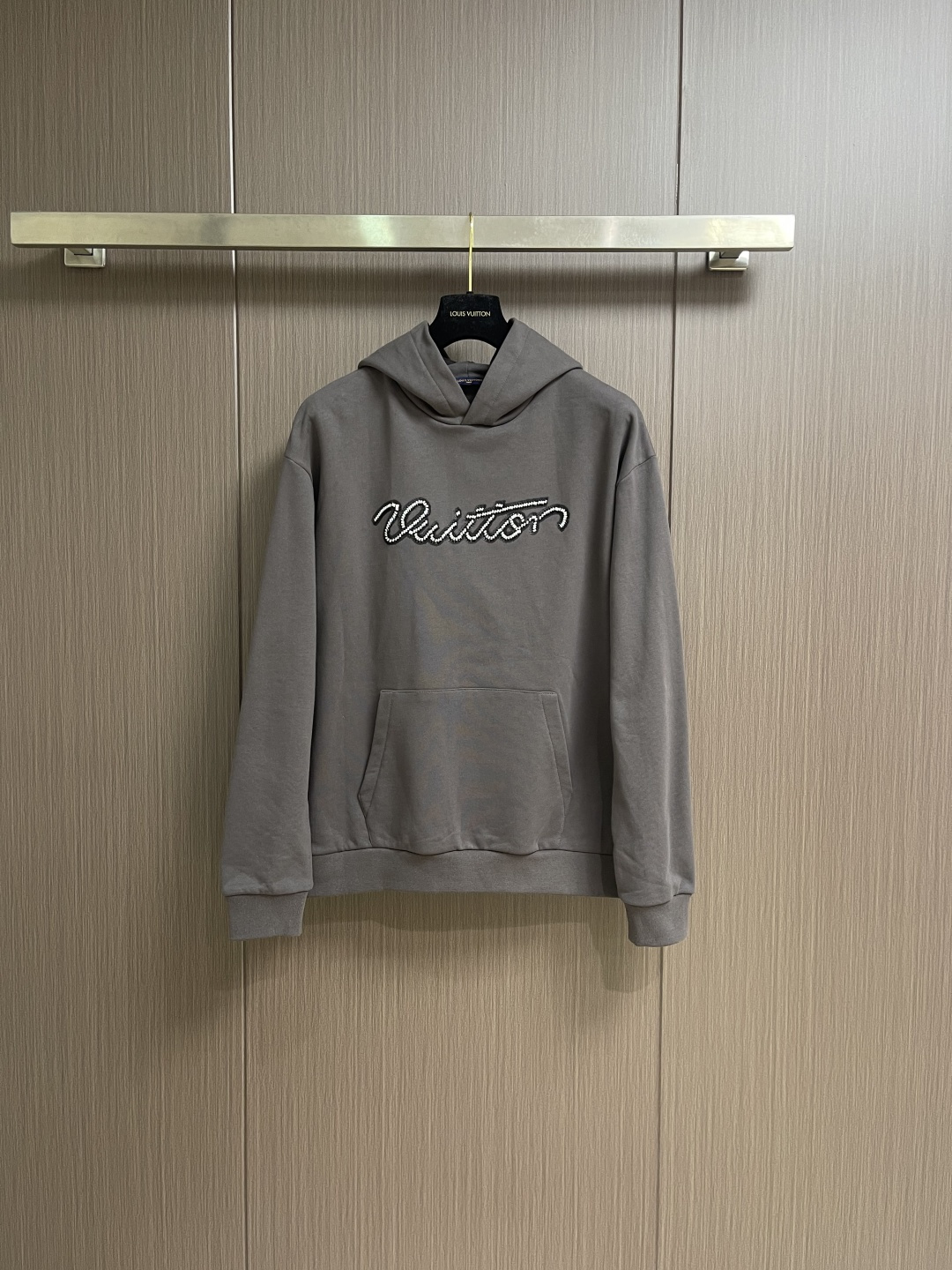 NO:624549,LV  Beaded embroidered letter hooded sweatshirt, the fabric is made of 26S double yarn + 10S fish scale bottom brushed fabric, weight 380g, with 21S double yarn 2*2 rib, weight 380g. This fabric is treated with pile, and a layer will be formed on the inside  Soft and rich fluff; the improved fish-scale knitting method forms a fine uneven texture on the bottom surface, similar to the arrangement of fish scales. It effectively increases the air storage layer and improves thermal insulation performance. The front of the fabric is smooth and smooth, and the back is soft and waxy, with excellent moisture absorption and breathability  It has good properties, wrinkle resistance and drape, and is thicker and crisper than ordinary sweatshirt materials. It gives the clothing excellent warmth retention, breathability and skin-friendly touch. The Vuitton handwritten words on the chest are embroidered with beads. During the embroidery process, a star is  Tiny beads are fixed on the fabric together with embroidery thread. The direct characteristics brought by this process are a strong three-dimensional sense, a unique sense of weight and a reflective effect that changes with the light. The overall wiring is straight and delicate, the fabric is comfortable and soft, and the color is consistent without color difference.  It can be matched with the same style to create a fashionable look, and can be used in various occasions. Customized accessories, complete with three standards, same style for men and women!  Size XS-L,,louis vuitton,hoodie,sweatshirts,hats,alexander wang19860909LV 串珠绣花字母连帽卫衣,面料采用26S双纱＋10S鱼鳞底磨毛面料,克重380g,搭配21S双纱2*2罗纹,克重380g.这种面料通过起绒处理,内侧会形成一层柔软丰盈的绒毛；改良的鱼鳞状针织法在底面形成细腻的凹凸肌理,类似鱼鳞排列.有效增加空气储存层,提升保暖性能.面料正面光洁平整,背面柔软丰糯,兼具出色吸湿透气性、抗皱性与垂坠感,比普通卫衣料更显厚实挺括.赋予衣物极佳的保暖性、透气性和亲肤触感.胸前的Vuitton手写体字样采用珠饰刺绣工艺.在刺绣过程中,将一颗颗微小的珠粒与绣线一同固定在面料上.此工艺带来的直接特点是强烈的立体感、独特的重量感以及随光线变化的反光效果.整体走线平直细腻,面料舒适柔软,颜色一致无色差 能与同款搭配营造时尚造型,驾驭各种场合,定制辅料,三标齐全,男女同款！尺码XS-L,,louis vuitton,hoodie,sweatshirts,hats,alexander wang,Men's clothing