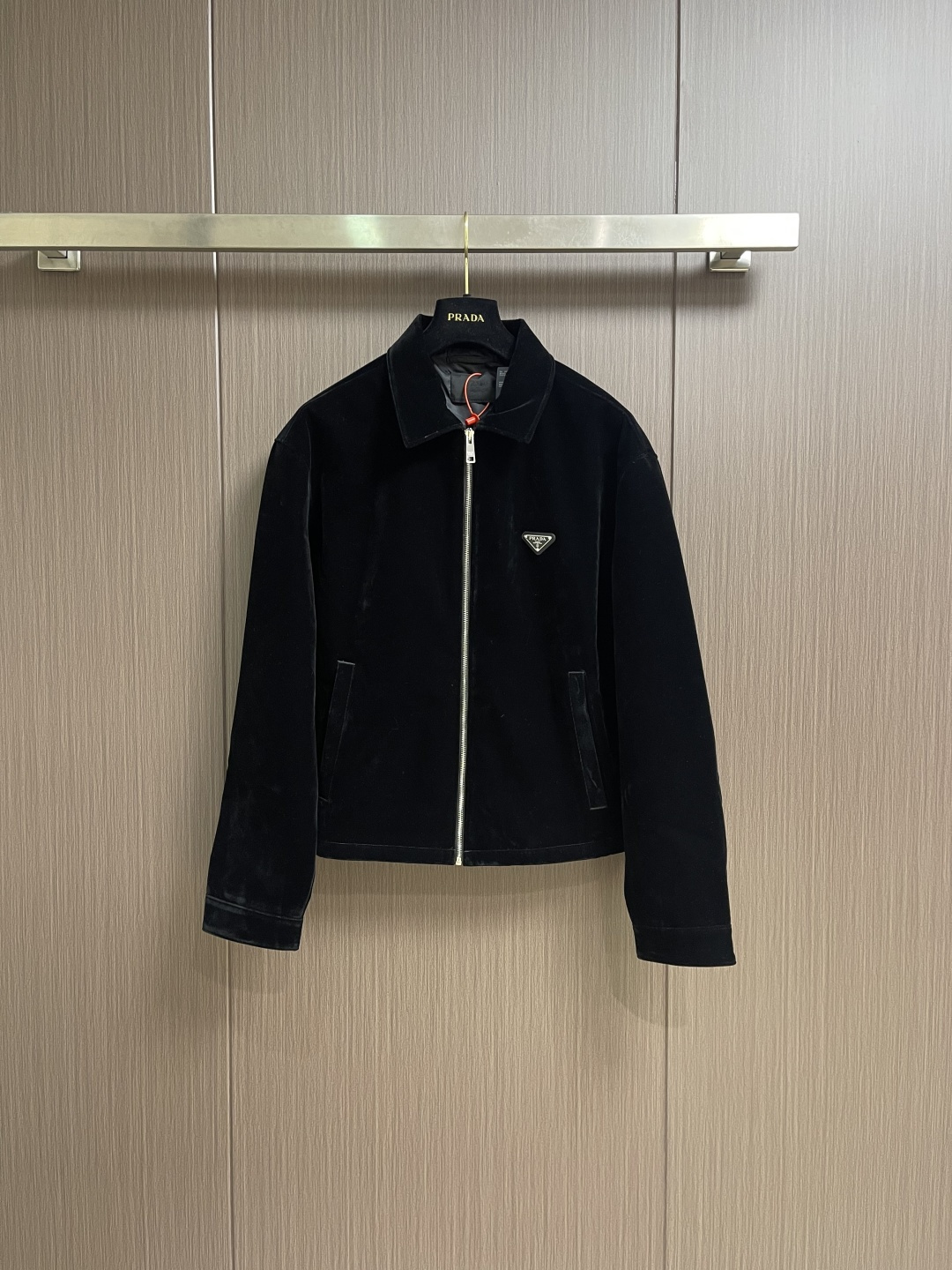 NO:624545,PRADA  The velvet stand-up collar jacket is made of specially imported velvet fabric. The texture is smooth and smooth, with a delicate luster. It is soft and skin-friendly and has good texture and stiffness, ensuring comfortable wearing while enhancing the look. The neckline adopts a classic stand-up collar design, which fits the neck line and can modify the shoulders.  The neck proportion can provide moderate warmth in slightly cooler weather, and it is simple and elegant; the left side of the body is embellished with the brand's iconic triangular metal logo, and the texture is cool and delicate. It not only reflects the brand's recognition, but also injects finishing details into the solid color body. Sizes S-XL, prada, jackets  & coats,jackets & coats,alexander wang19860909PRADA 丝绒立领夹克外套,采用进口特供丝绒面料,质地柔滑垂顺,自带细腻光泽感,触感软糯亲肤的同时兼具良好的质感与挺括度,保障穿着舒适的同时提升造型高级感；领口采用经典立领设计,贴合颈部线条,既能修饰肩颈比例又能在微凉天气提供适度保暖,简约中透着利落气场；衣身左侧点缀品牌标志性三角金属徽标,质感冷冽精致,既是品牌辨识度的体现,也为纯色衣身注入点睛细节.尺码S-XL,,prada,jackets & coats,jackets & coats,alexander wang,Men's clothing