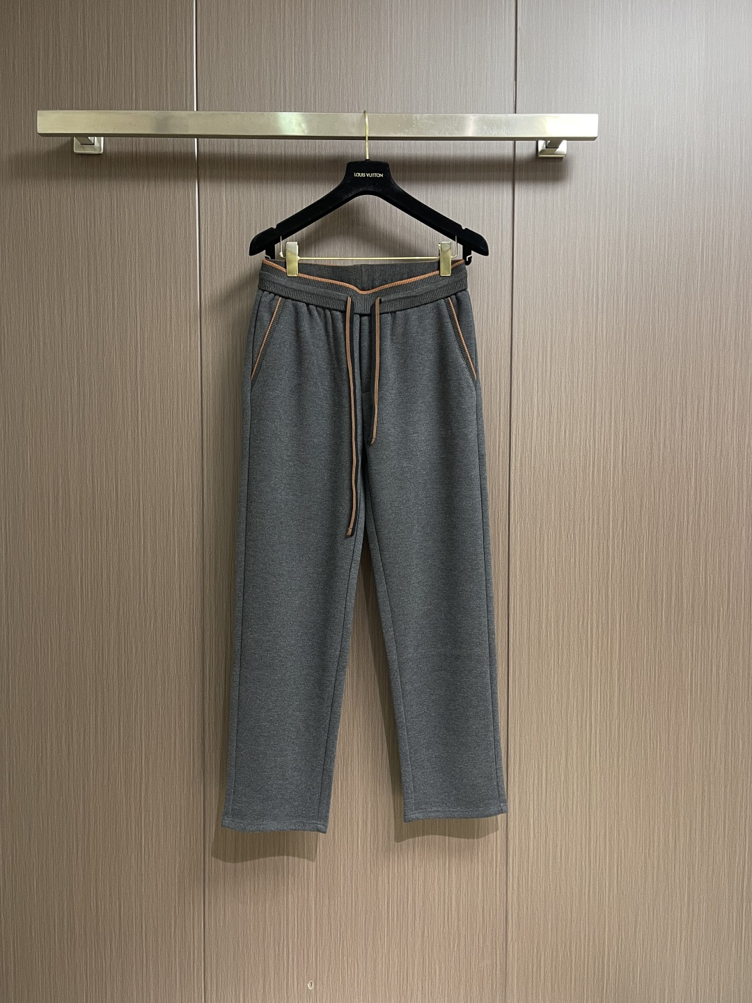 NO:624561,LP Loropiana men's straight-leg casual pants, very versatile, elastic waist, daily work  It can be worn for outdoor sports. It is the perfect combination of fashionable leisure and outdoor sports, so it is your best choice whether you wear it daily or outdoors. Extreme comfort and quick sweat wicking are popular focuses to improve wearing comfort and are suitable for aerobic exercise and cross-country running conditions. This type of running casual pants has an extremely wide range of applications, allowing you to naturally maintain your love for sports in autumn and winter, and can also be worn in leisure life. Size 31-32-33-34-36-38, loro  piana,loro piana,alexander wang19860909LP Loropiana男士直筒休闲裤,非常百搭,弹力腰围,日常上班 户外运动都可以穿着,是时尚休闲与户外运动的完美结合,所以无论您平时穿或者户外穿都是您的最佳选择.极致舒适和快速排汗是备受青睐的重点,提升穿着舒适度,适合有氧运动和越野跑条件下穿着,此款是一件适用范围极其广泛的跑步休闲裤,让你在秋冬自然可以保持对运动热爱,也可以在休闲生活中穿着.尺码31-32-33-34-36-38,,loro piana,loro piana,alexander wang,Men's clothing