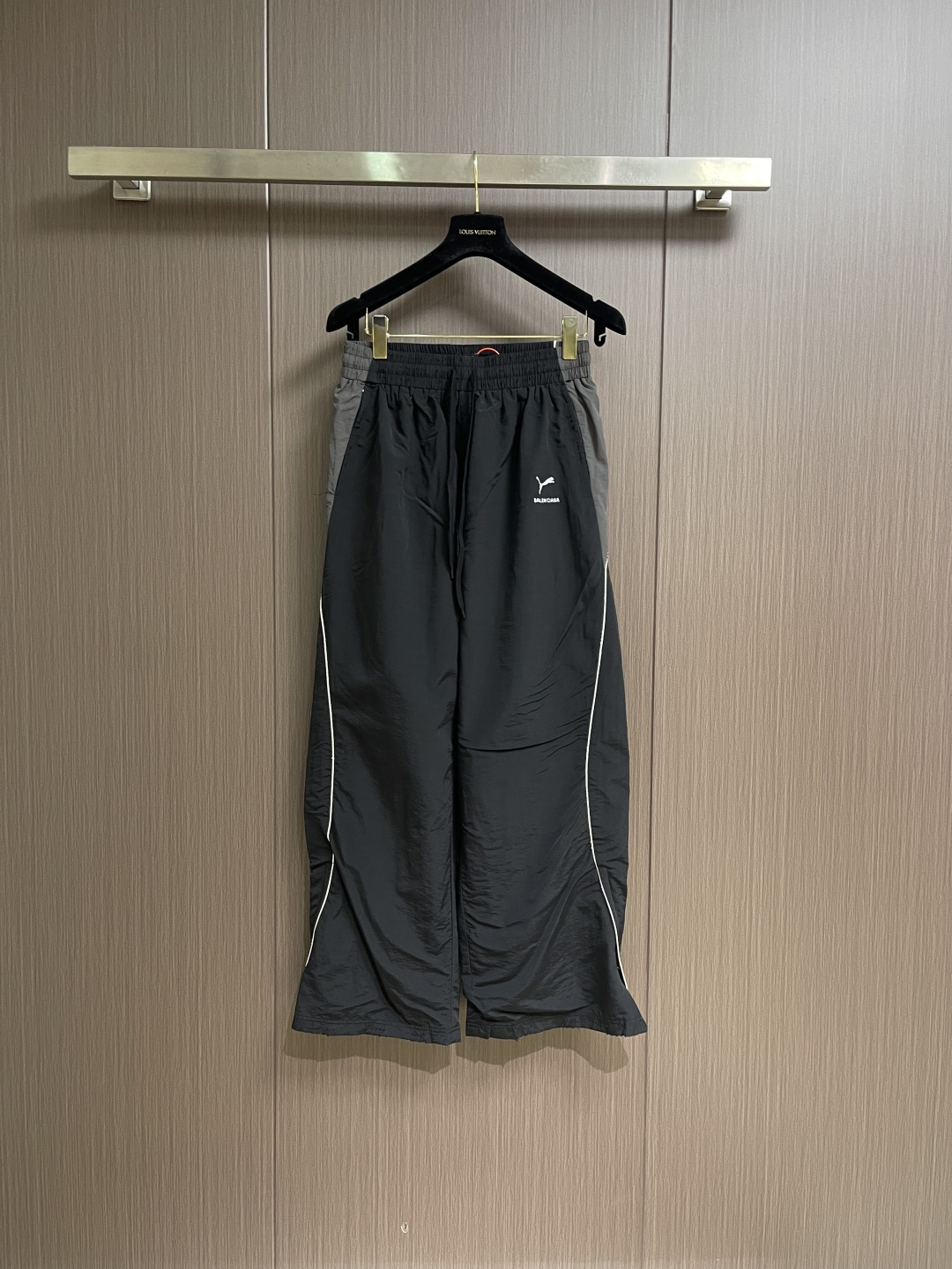 NO:624541,Balenciaga  Using advanced computer control systems and precision mechanical components, real joint embroidery operations with high precision, smooth and delicate lines, purely manual regular positioning and wear, hand brush marks, adding texture and depth to the pants to imitate the texture of natural wear, the fabrics have been watered for a better hand feel, not easy to deform, not easy to shrink, not easy to fade, and maintain long-term beauty. The overall wiring is straight and delicate, the fabric is comfortable and soft, and the color is consistent without color difference.  It can be matched with the same style to create a fashionable look, and can be used in various occasions. Customized accessories, complete with three standards, same style for men and women!  Size XS-L,,balenciaga,alexander wang19860909Balenciaga x彪马联名刺绣长裤,定制逸风科技锦纶 轻盈飘逸 舒适贴肤 纯黑的深邃遇见烟灰的灰度 克制与张力的视觉叙事 共创系列 凝聚着双方的灵魂与精髓 联名刺绣在裤腿上勾勒出一幅细腻而生动的画面 的奢华质感与灵动活力相互交融 当金属拉链在裤侧划开一道利落采用进口机刺绣工艺 使用先进的计算机控制系统和精密的机械部件 实联名刺绣作业 精度高 线条流畅而细腻纯人工规律性定位磨破 手工刷痕 在裤面增加纹理和深度感 以模仿自然磨损的质感,面料都经过浇洗手感质感更佳 不易变形 不易缩水 不易褪色 保持长久的美观.整体走线平直细腻,面料舒适柔软,颜色一致无色差 能与同款搭配营造时尚造型,驾驭各种场合,定辅料,三标齐全,男女同款！尺码XS-L,,balenciaga,alexander wang,Men's clothing