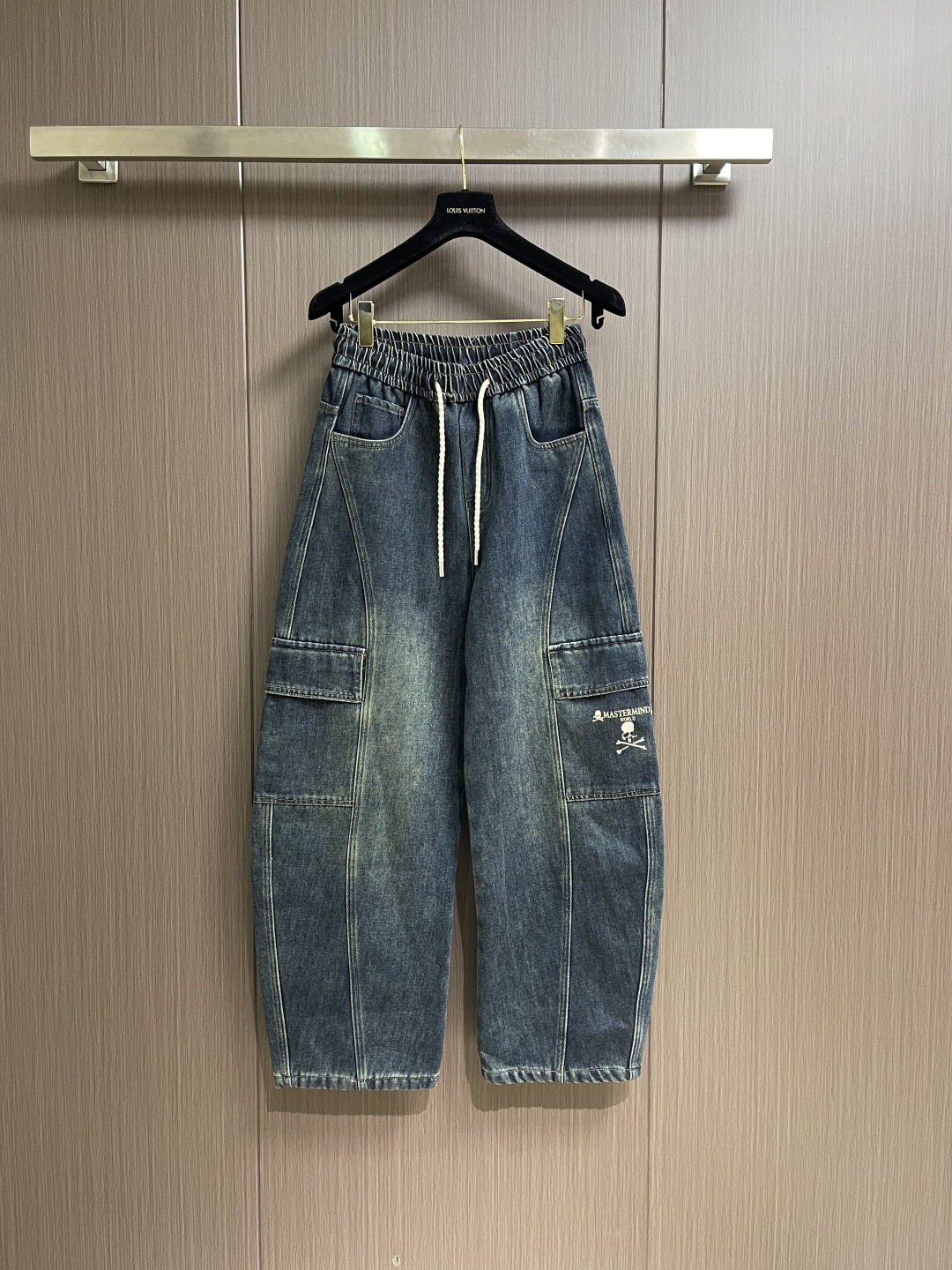 NO:624552,MMJ velvet scimitar jeans, men's flocked skull pattern street loose trousers. MMJ's popular fashion model has landed, with a loose scimitar shape design, high-end Japanese denim cotton denim fabric, brushed and thickened velvet inside, close-fitting, warm and comfortable. The complex craftsmanship makes this style practical and wearable to the top. A stunning dark street style is coming, this is a perfect visual presentation of the high street!  MMJ itself is one of the most powerful flag-bearers in the high street. This style is cut in a casual and loose scimitar shape, with skull flocking patterns on the pockets. It has an authentic American street atmosphere and creates a shocking visual impact. The upper body is the trend, and the upper body is the picture, interpreting the most advanced and pure high street flavor.  .The process of this model is extremely complicated. It is made of top-grade denim denim fabric. It is an American-style loose stretch denim. After being treated with high-end washing technology, the effect is quite textured. The inside is brushed and raised, making it close-fitting, warm and comfortable. The softness and comfort of the fabric are also impeccable, and the feel is invincible. We strive for excellence and it takes two months to ship!  Size M-3XL,,jeans,alexander wang19860909MMJ 加绒弯刀牛仔裤,男士植绒骷髅图案街头宽松长裤.MMJ人气潮款登陆,宽松弯刀的造型设计,高端日本单宁棉质牛仔面料,内里磨毛加绒加厚,贴身保暖舒适.复杂的工艺让此款实穿性上升到顶点.一场惊艳的暗黑街头风尚来袭,这是一种高街完美视觉呈现！MMJ在高街本身就是鼎力的扛旗者之一,此款采用休闲宽松弯刀的版型剪裁,口袋处骷髅植绒图案点缀其间,带着一份地道的美式街头气息,给人所造成的视觉冲击感相当震撼.上身即是潮流,上身即是画面,演绎最为高级的纯正高街风味.此款工艺极其复杂,顶级丹宁牛仔面料打造而成,美式宽松弹力牛仔,经高端水洗工艺处理后,呈现出的效果相当有质感.内里磨毛起绒工艺,贴身保暖舒适.面料的柔软性舒适性也都是无可挑剔的,手感无敌,精益求精,耗时两个月出货！尺码M-3XL,,jeans,alexander wang,Men's clothing