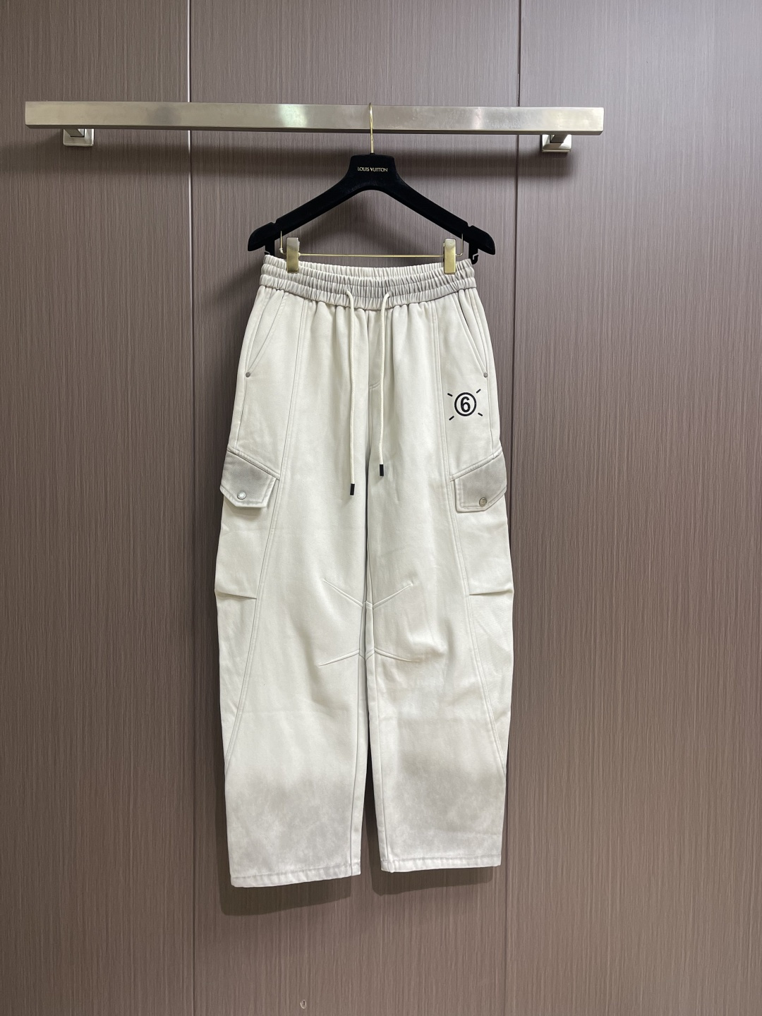 NO:624548,MM6 2025SS winter fleece casual straight trousers are made of high-quality twill cotton. The fabric is crisp and stylish. The overall washed design is super fashionable and not simple. The upper body is eye-catching and will turn heads!  Casual straight-leg trousers cut in the same style for men and women!  Size M-3XL,,masion margiela,alexander wang19860909MM6 2025SS冬季加绒休闲直筒长裤,采用优质斜纹棉材质,面料挺括有型,整体水洗设计超级时尚大气且不简单,上身足够吸睛且回头率爆棚！休闲直筒裤装版型剪裁,男女同款！尺码M-3XL,,masion margiela,alexander wang,Men's clothing