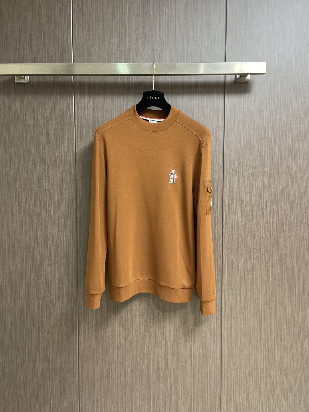 NO:624553,Moncler 2025Fw early autumn classic sleeve and arm splicing pocket round neck sweatshirt is an indispensable home for autumn and winter. In fact, its sweatshirts are not just down jackets. This year's newly launched sweatshirts are also a big hit. They have mainstream colors, classic LOGO, simplicity, washed wheat tags, etc. All available. Sizes M-3XL, hoodie, sweatshirts, down jacket, alexander wang19860909Moncler 2025Fw早秋经典袖臂拼接口袋圆领卫衣,秋冬必不可少的就是家了、其实他家不单单是羽绒服而已、今年新推出的卫衣也是大爆款,主流的配色、经典的LOGO.简简单单、洗水麦吊牌等等统统一应俱全.尺码M-3XL,,hoodie,sweatshirts,down jacket,alexander wang,Men's clothing