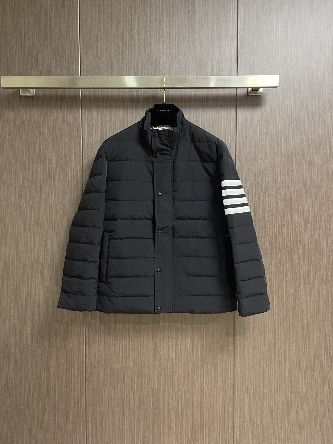 NO:624572,Thom Browne TB classic four-bar down jacket, with black main tone and white four-bar cuffs, highly recognizable!  High-quality goose down filling, horizontal quilting design, velvet-proof and warm, more flexible to wear, smooth nylon fabric is light and durable, loose version is not bloated, both men and women can easily control it~ It is suitable for daily commuting or outdoor, a must-have in cold seasons!  Size M-XXL M size Bust 118 Length 71 Shoulder width 48 L Size Bust 122 Length 73 Shoulder width 5019860909Thom Browne TB 经典四杠羽绒服,黑色主调＋袖口白色四杠,辨识度超高！高品质鹅绒填充,横向绗缝设计,防跑绒又保暖,穿搭更灵活,滑面尼龙面料轻便耐用,宽松版型不臃肿,男女都能轻松驾驭～日常通勤or户外都很适合,寒冷季节必备！尺码M-XXL M码 胸围118 衣长71肩宽48 L码胸围122衣长73肩宽50 XL码 胸围126衣长75肩宽52 XXL码 胸围130衣长77肩宽54,,down jacket,alexander wang,Men's clothing