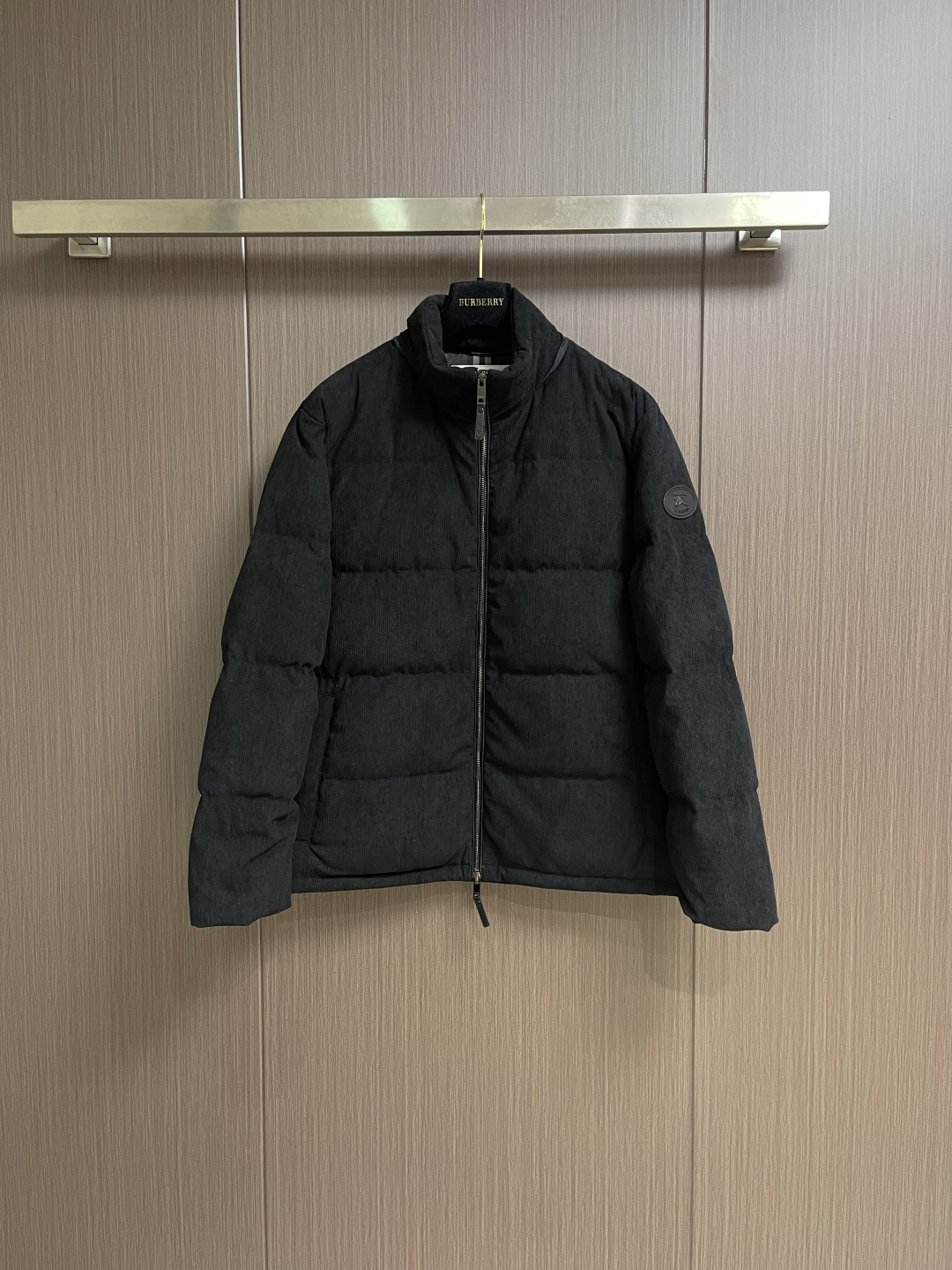 NO:624578,Burberry Burberry  2025FW new autumn and winter corduroy down jacket, the outer layer is made of fine black corduroy, with a warm velvet feel, directly filling the autumn and winter atmosphere; the interior is hidden with a classic plaid lining, which brings brand recognition when exposed in a low-key manner, and the details are British elegance. The iconic logo leather patch of the knight logo on the cuffs + the brand embossing on the zipper pulls, revealing high recognition in a low-key manner; practical design, stand collar + loose  Tight cuffs + drawstring at the hem, triple temperature locking and windproof, can withstand the cold even in deep winter, hardware textured zippers with leather pull tabs, exquisite touch and visual, hidden pockets with invisible storage space. The interior is filled with 90 white goose down, which has high fill power and is lightweight without weighing down the body. Italian craftsmanship allows the velvet to be evenly distributed, which can provide full warmth while keeping the corduroy shape crisp and not bloated. Sizes M-XXL  M size bust 120 length 72 shoulder width 46.5 L size bust 124 length 74 shoulder width 4819860909Burberry 巴宝莉 2025FW秋冬新品灯芯绒羽绒服,外层是细密黑灯芯绒,自带温暖绒感,秋冬氛围直接拉满；内里暗藏经典格纹衬里,低调露出时自带品牌辨识度,细节处藏着英式优雅,标志性标识袖口的骑士徽标皮质贴标＋拉链头的品牌压纹,低调中透出高辨识度；实用设计立领＋松紧袖口＋下摆抽绳,三重锁温防风,深冬也能稳稳抗寒,五金质感拉链配皮质拉片,触感与视觉双重精致,口袋暗藏隐形收纳空间.内里填充90白鹅绒,蓬松度高且轻量不压身,意大利工艺让绒朵分布均匀,保暖力拉满的同时,保持灯芯绒版型的挺括不臃肿.尺码M-XXL M码 胸围120衣长72肩宽46.5 L码胸围124衣长74肩宽48 XL码 胸围128衣长76肩宽49.5 XXL码 胸围132衣长78肩宽51,,burberry,burberry,down jacket,alexander wang,Men's clothing