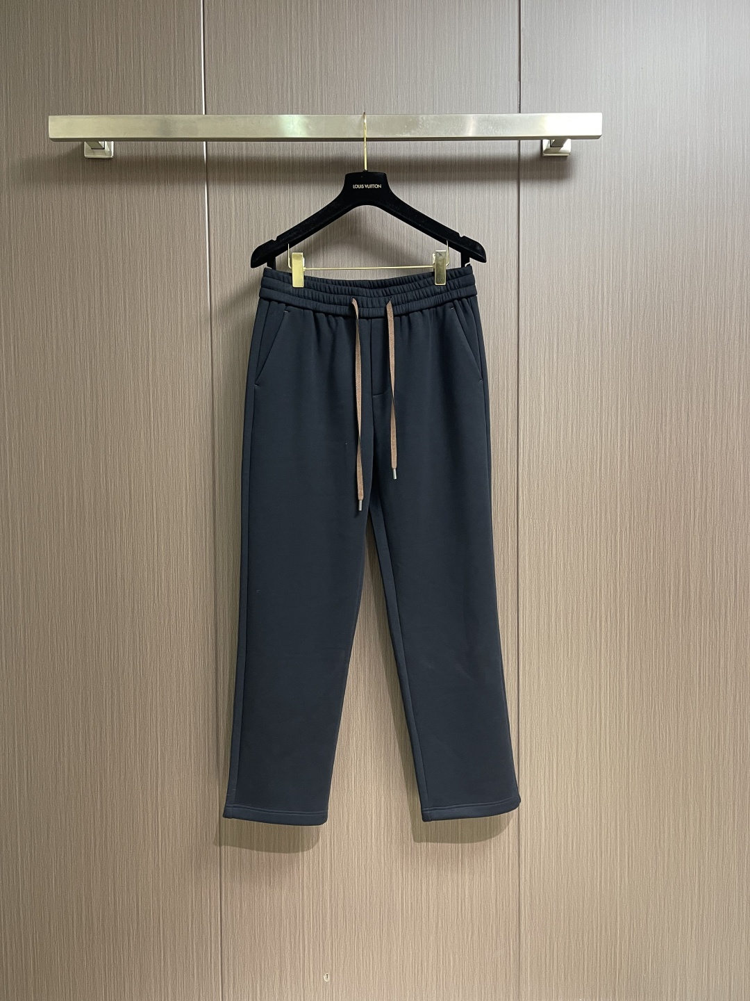 NO:624607,LP Loropiana 2025SS straight-leg sweatpants with letter embroidery, blended fabric, three logos, elastic waist drawstring, fitted tailoring, neat stitching, impeccable details, classic and versatile, the upper body has a casual and relaxed feeling, size M-3XL,,loro piana,loro piana,alexander wang19860909LP Loropiana 2025SS 字母刺绣直筒运动裤,混纺面料、三标齐、松紧腰抽绳、合体的裁剪、车线工整、细节无可挑剔,经典百搭 上身有总随意的松弛感,尺码M-3XL,,loro piana,loro piana,alexander wang,Men's clothing