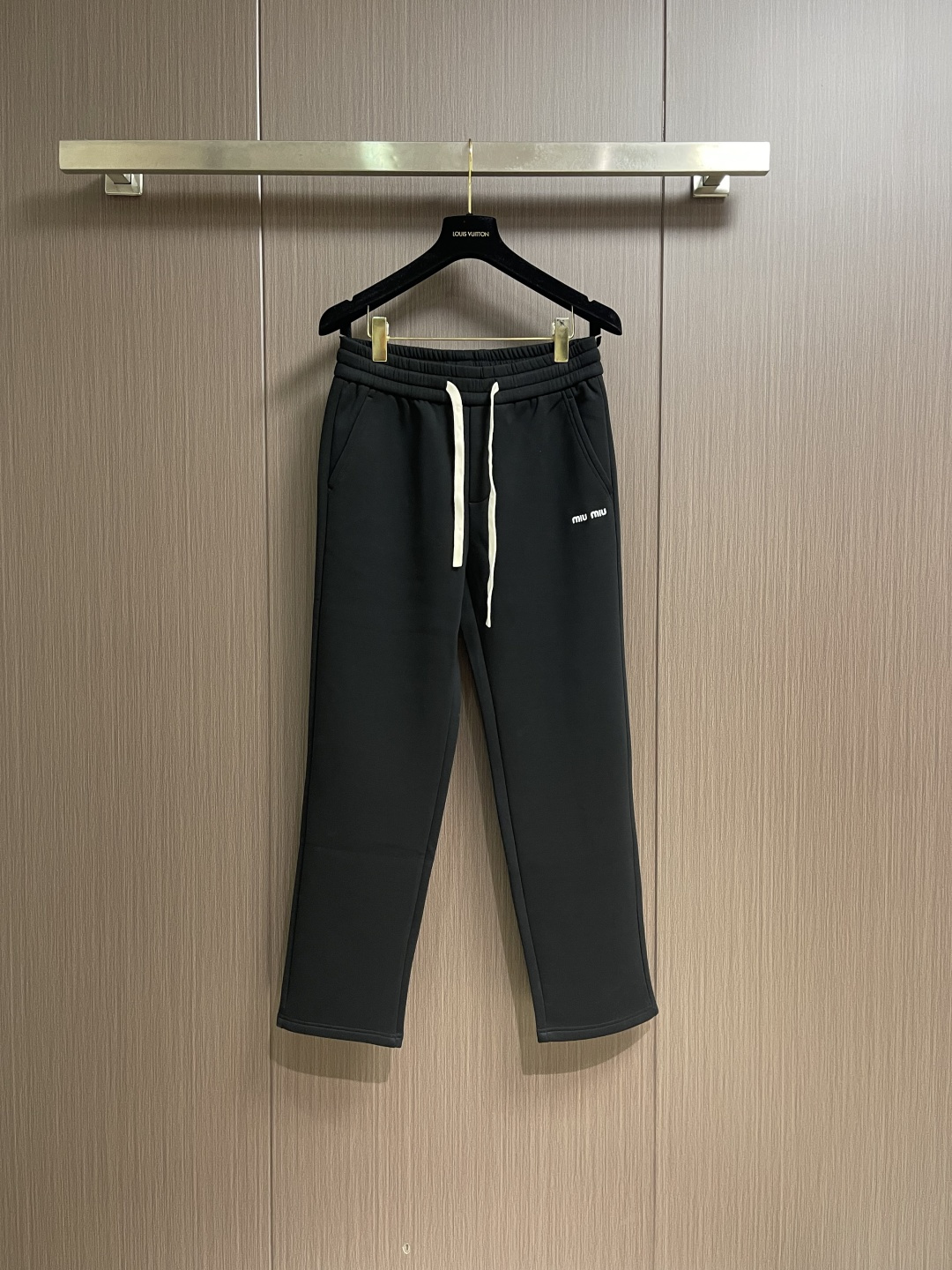 NO:624613,miumiu 2025ss loose straight casual pants, sports style and high street style are harmonious, easy to wear and stylish, and does not limit the body shape, and is friendly to the modification of the leg shape, especially suitable for people who like concave shapes!  Made of imported twill cotton fabric supplied by customers, it is crisp and skinny, with excellent skin-friendly breathability!  The classic logo is used on the front pocket of the trousers, and the words are full and textured, highlighting the extraordinary status and luxury class!  It makes the wearing effect even more handsome and stylish. It is the best choice for those who require high precision in their new shape!  Size M-3XL,,miumiu,alexander wang19860909miumiu 2025ss宽松直筒休闲裤,运动风格与高街风融洽一起,好穿又有型,并且不限制身材穿着,对腿型的修饰又很友好对喜欢凹造型的人特别适合！客供进口斜纹棉质面料制作而成,挺括有骨感,具有优越的亲肤透气性！裤身前幅口袋上采用经典徽标logo,字样饱满有质感凸显不凡身份与奢华档次！令穿着效果更是帅气有型是朔型要求高精准人士的不二之选！尺码M-3XL,,miumiu,alexander wang,Men's clothing