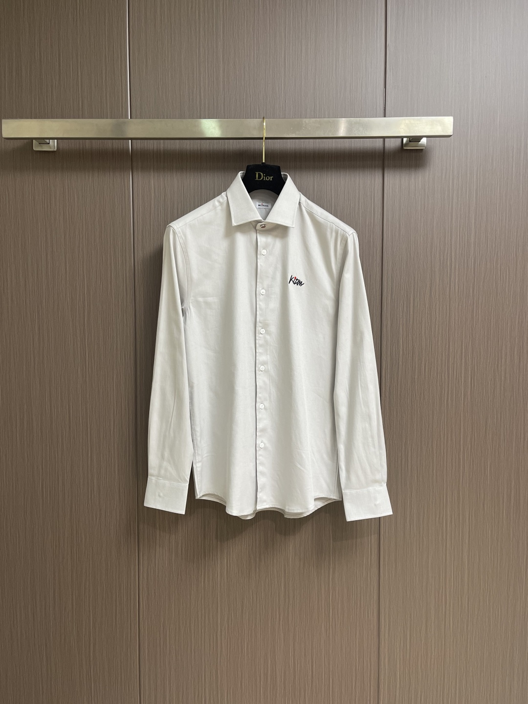 NO:622648,kiton's 2026SS early spring new long-sleeved shirt continues the brand's classic and distinctive style design. The luxurious and luxurious stitching is really beautiful, and it looks super handsome when worn!  It is made of imported high-quality fabrics. The fabric feels lighter and thinner than conventional fabrics, and the touch is soft and skin-friendly. The texture is very crisp and muscular!  Weaved using a high-end jacquard machine, the lines have a very obvious concave and convex three-dimensional effect. The details and sophistication are so perfect that it is impossible to be picky. The classic brand logo is decorated with red retro buttons, which interprets the sense of luxury into every detail of the garment!  The high-level positioning and cutting technology ensures the alignment and visual beauty of the open stitches at the seams. It is a versatile product that is not picky at all, regardless of gender or age. I highly recommend everyone to buy it!  Sizes S-XXL S, shoulder width 46cm, bust 102cm, length 76cm, size M, shoulder width 47cm, bust 106cm, length 77.5cm, size L, shoulder width 48cm, bust 110cm, length 79cm, XL, shoulder width 49cm, bust 114cm, length 80.5cm, size XXL, shoulder width 50cm, bust 118cm  Length 82cm,,shirts,alexander wang19860909kiton 2026SS早春新款长袖衬衫,延续了品牌经典鲜明的风格设计,大气奢华的走线真是好看到不行,驾驭起来都超级帅气！客供进口优质面料制成,面料手感比常规面料要偏轻薄一些,触感更是柔软亲肤到无法挑剔,质地非常的挺括且有筋骨感！采用高端提花机织造,走线富有极为明显的凹凸立体感,细节与精致程度都完美到无法去挑剔,经典品牌logo红色复古纽扣装饰,将高级感演绎到了衣身的每一处细节！高水准定位裁剪工艺,保证了接缝处明线的对位与视觉美感,完全不挑人不挑性别年龄的百搭臻品,强烈推荐大家入手！尺码S-XXL S码肩宽46cm胸围102cm衣长76cm M码肩宽47cm胸围106cm衣长77.5cm L码肩宽48cm 胸围110cm 衣长79cm XL码肩宽49cm 胸围114cm 衣长80.5cm XXL码肩宽50cm 胸围118cm 衣长82cm,,shirts,alexander wang,Men's clothing