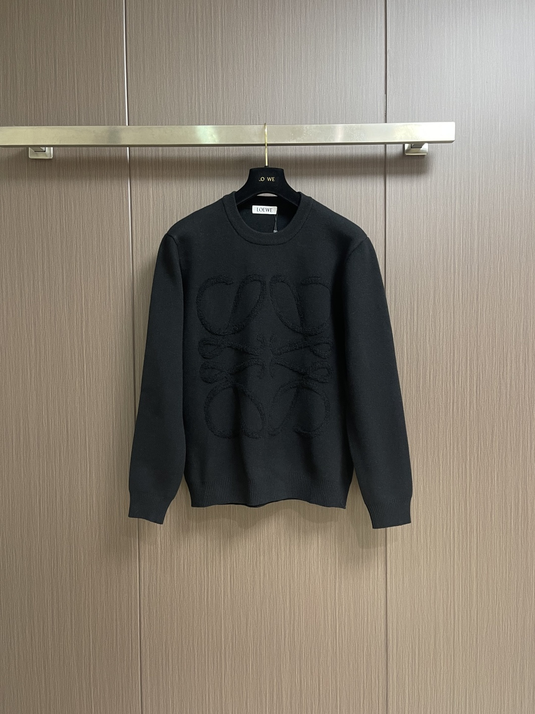 NO:622660,LOEWE Anagram series knitted round-neck sweater adopts precision jacquard embroidery technology originating from Spain. The Anagram logo on the chest has smooth and three-dimensional lines. The embroidery stitches are even and there are no threads or thread problems. The ribbed collar and cuffs are tightly woven, with strong elasticity and pattern stability. The fabric has been treated with 'pre-shrunk + low-temperature dyeing', which has high color fastness and is not easy to fade and deform after washing. Sizes M-3XL, loewe, sweaters, alexander  wang19860909LOEWE Anagram系列针织圆领毛衣,采用西班牙原产的精密提花刺绣工艺,胸前的Anagram标识,线条流畅立体,刺绣针脚均匀、无线头或脱线问题；罗纹领口、袖口的织法紧密,弹性与版型稳定性强；面料经过'预缩绒＋低温染色'处理,色牢度高,洗涤后不易褪色、变形；尺码M-3XL,,loewe,sweaters,alexander wang,Men's clothing