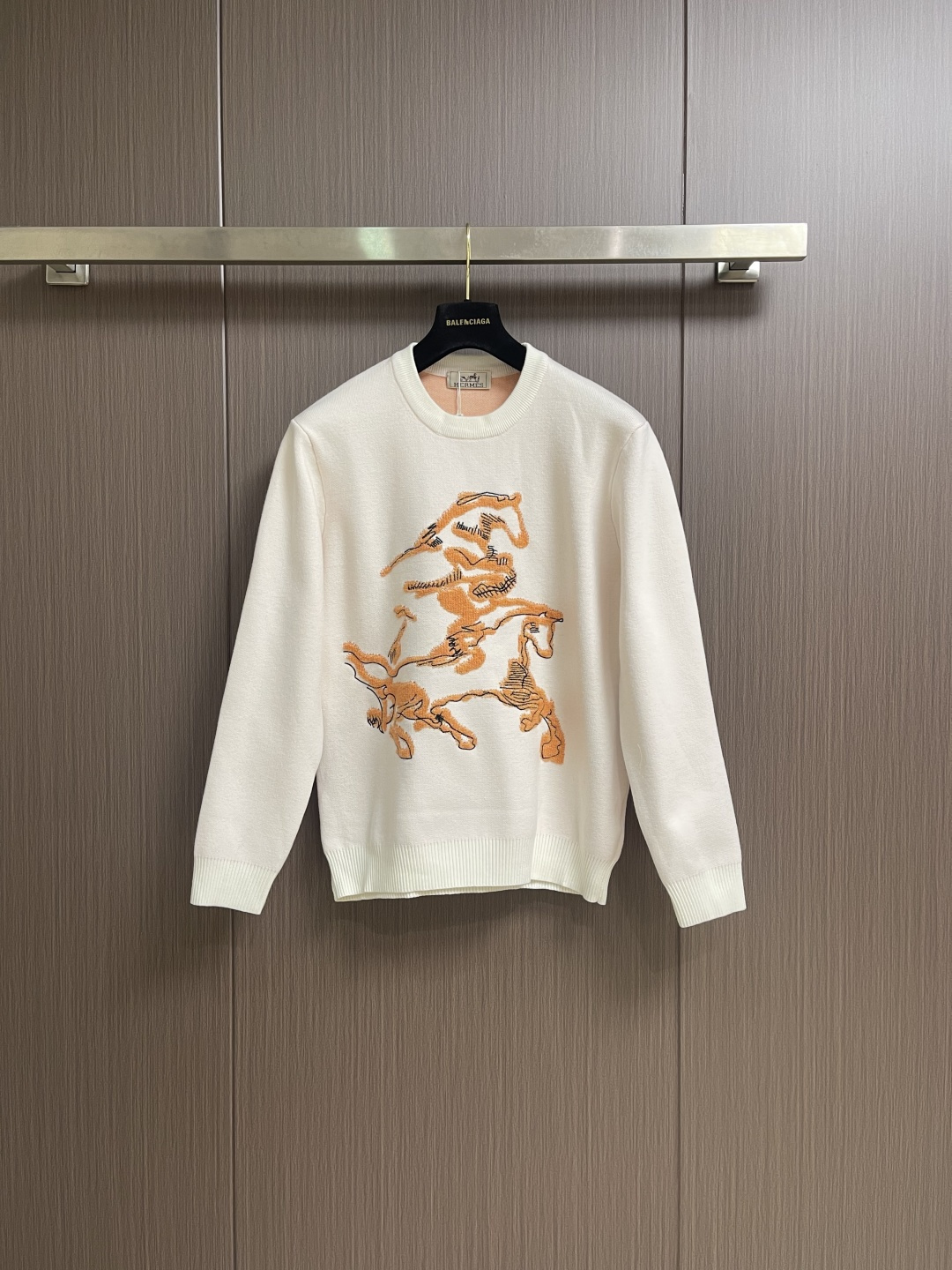 NO:622664,Hermes 2025SS new autumn and winter horse jacquard round neck knitted sweater. The woolen texture is soft and comfortable, and can be worn directly on the skin. The collar and sleeves are ribbed, a must-have for warm men. The simple and casual style creates a fashionable item that combines leisure and personality. The upper body effect is great!  Size M-3XL,,hermes,sweaters,alexander wang19860909Hermes 2025SS秋冬新款骏马提花圆领针织毛衣.毛织手感柔软舒适,可直接接触皮肤穿着.领口袖子订织罗纹,暖男必备,简约休闲款式打造休闲与个性兼备的时髦单品,上身效果超赞！尺码M-3XL,,hermes,sweaters,alexander wang,Men's clothing