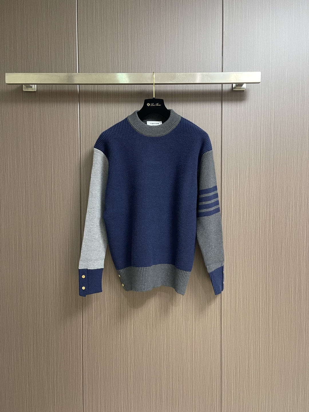 NO:622667,Thom Browne TB  New retro contrast striped trimmed simple casual round-neck knitted sweater, American casual style with full sense of relaxation, knitted that you fall in love with at first sight, lazy and loose fit, friendly to any body shape, can be worn alone or worn as an inner layer, not easy to deform, flatters the face shape, and has a light and luxurious color scheme  To make you stand out in your daily life, choose 50% wool blend, which makes the silhouette both wide and muscular. Pair it with straight pants or straight-leg pants. This sweater is full of autumn and winter atmosphere, has a lazy atmosphere and is not flattering on your figure. Sizes M-3XL,,sweaters,alexander  wang19860909Thom Browne TB 新款复古撞色条纹边饰简约休闲圆领针织毛衣,美式休闲风松弛感满分,一眼就爱上的针织,慵懒的宽松版型,对任何身形都狠友好,单穿内搭都Ok,不易变形,修饰脸型,轻奢高级感拉满的配色让你在日常脱颖而出选用50羊毛混纺,让版型挺阔感与筋骨感兼备,搭配或是直筒裤,秋冬氛围感满满,慵懒氛围且不挑身材的毛衫.尺码M-3XL,,sweaters,alexander wang,Men's clothing