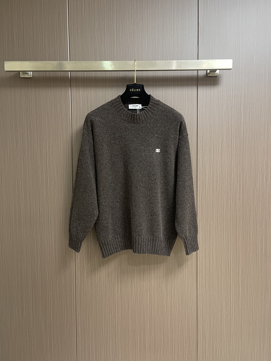 NO:622643,CELINE wool knitted sweater, soft and warm, super comfortable to wear in autumn and winter!  Round neck pullover design, simple and versatile, with the classic Arc de Triomphe logo on the chest, low-key and recognizable. Suitable for all body types, perfect for commuting or leisure, goes well with jeans and wide-leg pants, can be easily managed in lazy or simple styles. Sizes XS-L,,celine,jeans,sweaters,alexander wang19860909CELINE 羊毛针织毛衣,柔软又保暖,秋冬穿超舒服！圆领套头计,简约百搭,胸前有经典凯旋门标志,低调又有辨识度计.适合各种体型,超适合通勤or休闲,搭牛仔裤、阔腿裤都很OK,慵懒or简约风都能轻松驾驭.尺码XS-L,,celine,jeans,sweaters,alexander wang,Men's clothing