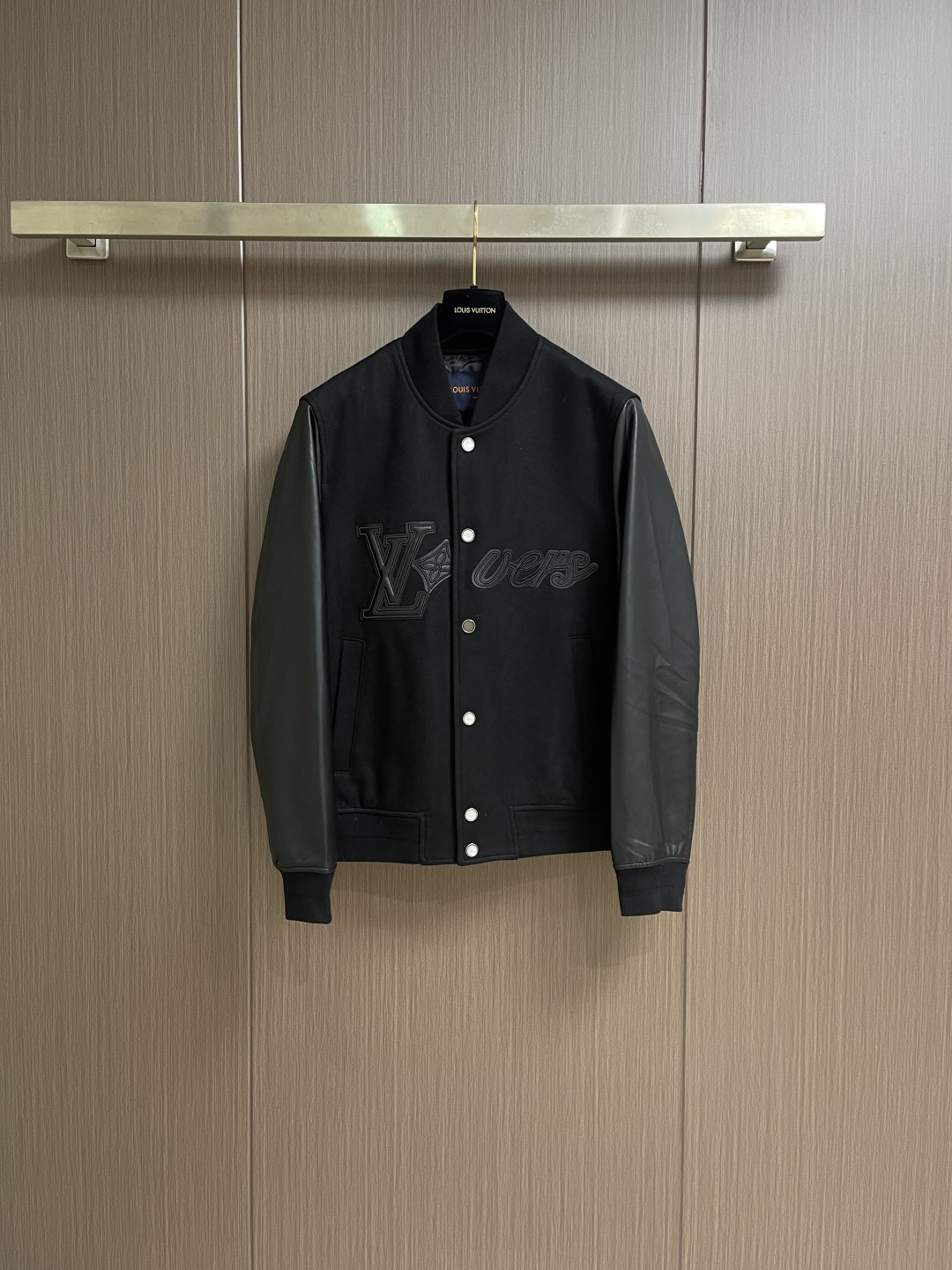 NO:645467,LV 2025SS leather splicing woolen jacket, woolen leather splicing, every detail shows high-end craftsmanship. The design changes of structural tailoring show the diverse image changes of men. It is slim and neat, and tailored to meet the popular multi-layered wear and versatile style in life. Sizes 48-56, Louis Vuitton, jackets & coats, jackets & coats, alexander wang19860909LV 2025SS皮质拼接毛呢夹克外套,毛呢真皮拼接,处处细节显工艺足够的高级 结构性剪裁的设计改变来展现男士多样的形象变化,修身利落、剪裁合体,满足时下正流行的多层次穿搭,生活百搭款式.尺码48-56,,louis vuitton,jackets & coats,jackets & coats,alexander wang,Men's clothing