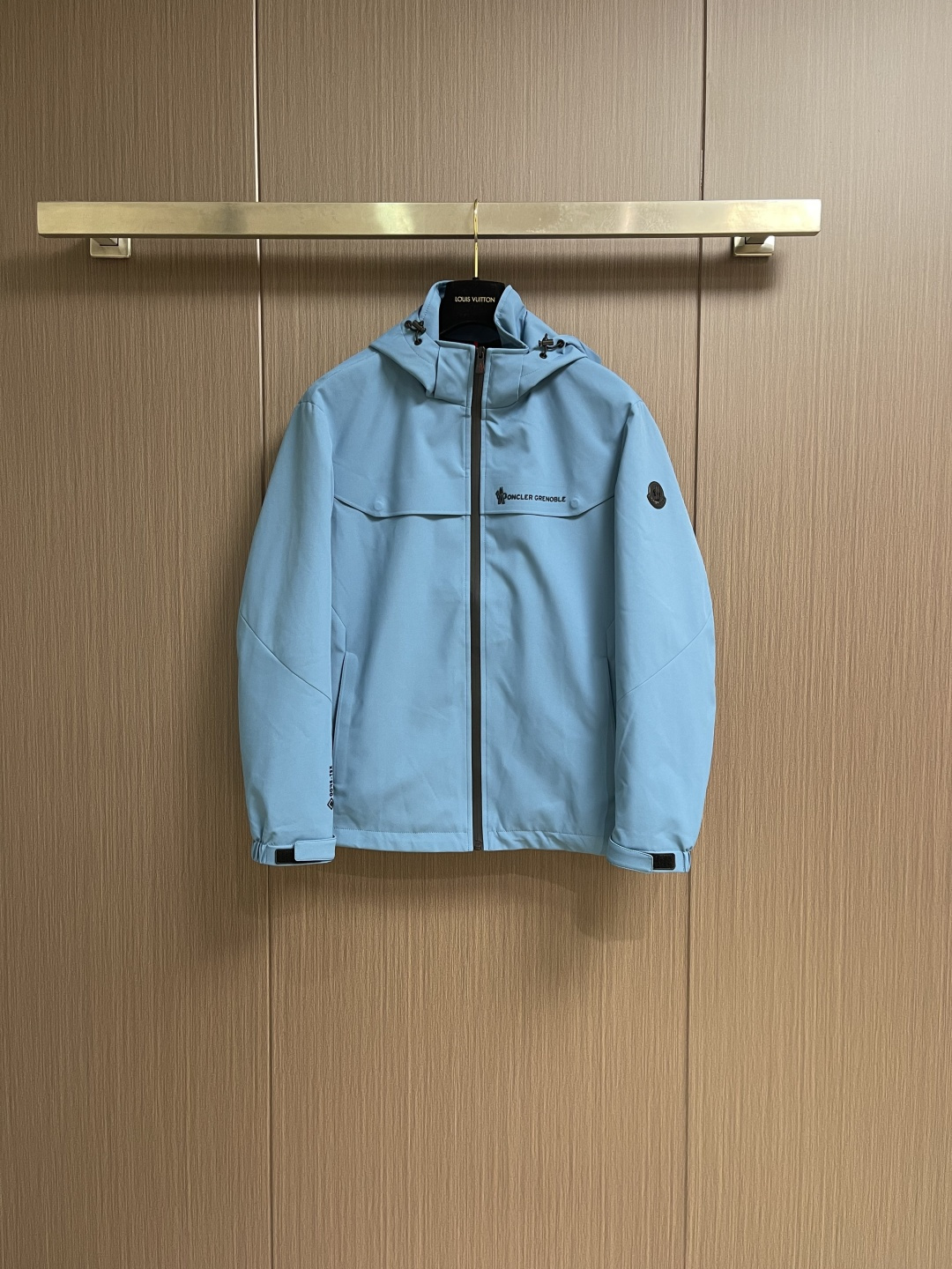 NO:624583,Moncler 2025ss new autumn and winter product MONCLER GRENOBLE technical mountaineering jacket. This hooded jacket is designed with professional outdoor specifications. 'MONER' is decorated on the chest and left arm respectively.  GRENOBLE' series logo highlights the genes of mountain adventure. It is equipped with GORE-TEX technical fabric, which has excellent windproof, waterproof and breathable performance, and is suitable for extreme outdoor environments. Three-dimensional tailoring with an adjustable windproof hood, and a built-in drawstring system at the hem to enhance sealing. Laser-cut pockets and waterproof zipper details show precision workmanship  Art, breathable zippers under the arms improve sports comfort. The light blue tone breaks through the traditional outdoor clothing color frame, which can not only cope with the challenges of high-altitude mountaineering, but also integrate into urban outdoor wearing scenes. Through the integration of professional technology and fashionable colors, it redefines new standards of high-performance luxury outdoor clothing. Sizes 48-56, jackets  & coats,hats,alexander wang19860909Moncler 2025ss秋冬新品 MONCLER GRENOBLE科技登山夹克,这款连帽夹克采用专业户外规格设计,胸前与左臂分别饰有'MONER GRENOBLE'系列标识,彰显高山探险基因.搭载GORE-TEX科技面料,具备卓越防风防水与透气性能,适应极端户外环境.立体剪裁配合可调节防风帽,下摆内置抽绳系统增强密封性.激光切割口袋与防水拉链细节展现精密工艺,腋下透气拉链提升运动舒适度.浅蓝色调突破传统户外服饰色彩框架,既可应对高海拔登山挑战,也能融入都市户外穿搭场景.通过专业科技与时尚色彩的融合,重新定义高性能奢华户外着装新标准.尺码48-56,,jackets & coats,hats,alexander wang,Men's clothing