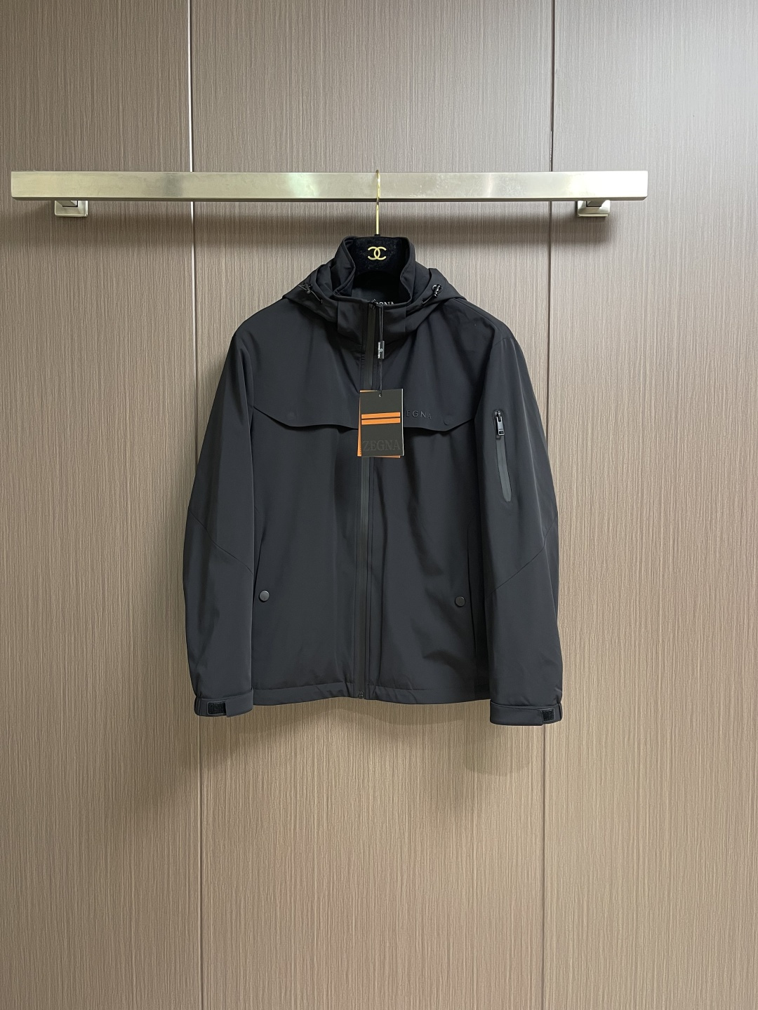 NO:622639,Zegna 2025ss autumn and winter fashionable hooded down jacket, filled with 80g-90 white duck down, light and stylish, not bloated on the upper body, quite typical Italian style fashion, trading company channel premium product  The fabric selection and craftsmanship are very sophisticated, which is in line with the brand's century-old aesthetic tone. It is low-key and luxurious, elegant and noble. Every detail is a testament to the brand's own high-end sense. The whole body interprets the Italian minimalist, capable and outdoor functional style. It is both elegant and harmonious, and the upper body is full of shape. It is a treasure-level functional equipment that combines fashion sense and design sense. It creates a unique style item, improved pilot style design, classic and fashionable design, retro and age-reducing but very fashionable!  Size 48-56,,jackets & coats,jackets & coats,down jacket,hats,alexander wang19860909Zegna 2025ss秋冬时尚连帽夹克羽绒外套,内冲80g-90白鸭绒,轻薄有型,上身不臃肿,颇具意大利典型风格的时装,贸易公司渠道臻品 在面料选取和工艺方面都相当考究,极符合该品牌百年美学基调,低调且奢华,优雅且高贵,每一个细节都在力证品牌自身的高级感,通体将意式的极简、干练和户外功能性风格极致诠释,亦庄亦谐,上身型款十足,集时装感与设计感的一款宝藏级功能型装备,塑造出别具一格的造型单品,改良式的飞行员造型设计,经典又时尚设计,复古减龄又非常时髦！尺码48-56,,jackets & coats,jackets & coats,down jacket,hats,alexander wang,Men's clothing