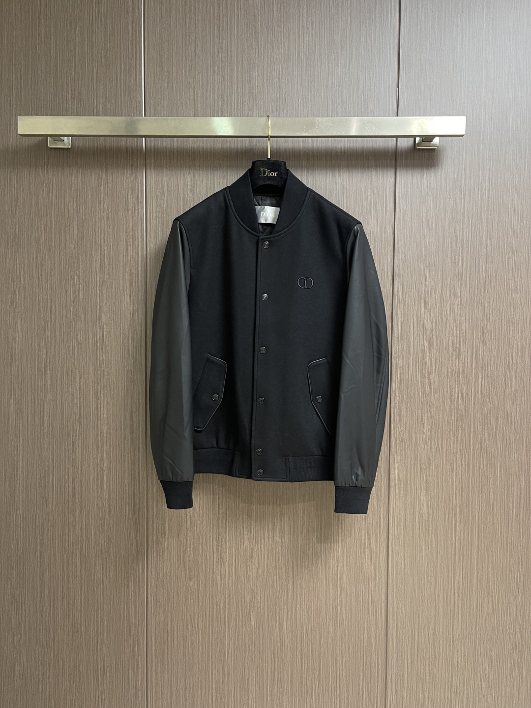 NO:622635,Dior  The 2025ss new autumn and winter baseball uniform jacket presents high-end fashion charm with a classic baseball uniform silhouette. The body is made of light gray 20% wool fabric, ensuring warmth and comfort in autumn and winter. The sleeves are made of high-quality off-white protein leather, which forms an elegant color and material contrast with the wool body, adding to the overall look.  Luxurious and layered. The highlight of the design is the brand's classic double D logo embellished on the chest, which is a low-key but eye-catching statement of identity. The entire jacket perfectly blends the vitality of sports and leisure with the exquisite style of high fashion. It is both practical and versatile and highly recognizable. It is a must-have item for creating a modern and modern look. Sizes 48-56, dior, jackets  & coats,jackets & coats,sweaters,alexander wang19860909Dior 2025ss秋冬新品棒球服夹克外套,以经典的棒球服廓形呈现高端时尚魅力.衣身采用浅灰色的20％羊毛面料,确保了秋冬季穿着的保暖性与舒适度.袖子部分选用质感高级的米白色蛋白皮,与羊毛衣身形成优雅的色彩和材质对比,增添了整体的奢华层次感.设计亮点在于前胸点缀的品牌经典双D标志,低调而醒目地彰显身份.整件外套完美融合了运动休闲的活力与高级时装的精致格调,既实用百搭又极具辨识度,是打造现代摩登造型的必备单品.尺码48-56,,dior,jackets & coats,jackets & coats,sweaters,alexander wang,Men's clothing