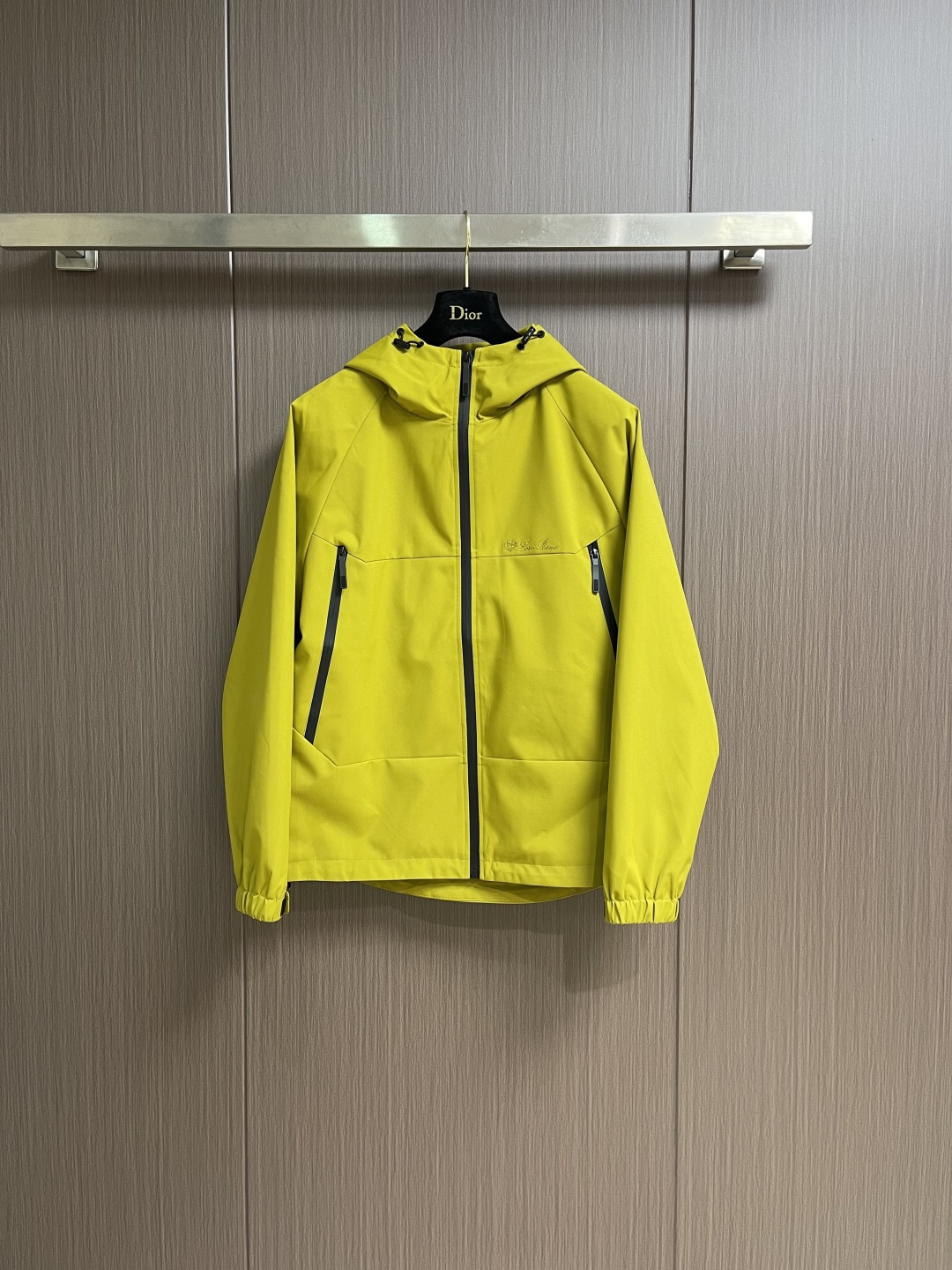 NO:622629,LP Loropiana 2025SS new hooded jacket, customized fabric with high breathability and comfort, impeccable details, brand element design concept, reflecting high quality. It feels delicate and soft!  It presents a casual cut and the upper body shape is awesome!  Size 48-56,,loro piana,loro piana,jackets & coats,jackets & coats,hats,alexander wang19860909LP Loropiana 2025SS新款连帽夹克外套,定制面料 透气舒适度高,细节无可挑剔,品牌元素设计理念,体现高品质.手感细腻柔软！呈现休闲裁剪,上身版型超赞！尺码48-56,,loro piana,loro piana,jackets & coats,jackets & coats,hats,alexander wang,Men's clothing