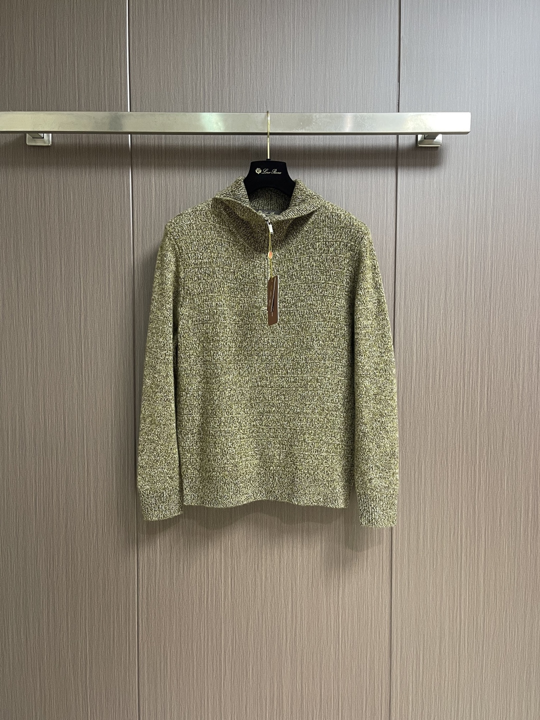 NO:622622,LP Loropiana mixed color men's half turtleneck zipper sweater, using two different thicknesses of weave patterns. The unique color and texture give this sweater an elegant slim fit, delicate and warm. It is an ideal knitwear for urban leisure time. It is hip-length and has rib knitted cuffs, hem and collar. Sizes XS-L,,loro piana,loro piana,sweaters,alexander wang19860909LP Loropiana 混色男士半高领针织衫拉链毛衣,采用两种不同粗细的织纹,独特的颜色和纹理赋予这款针织衫优雅的修身感,精致而温暖,是都市闲暇时候的理想针织装,衣长及臀,罗纹针织袖口、底边和衣领.尺码XS-L,,loro piana,loro piana,sweaters,alexander wang,Men's clothing